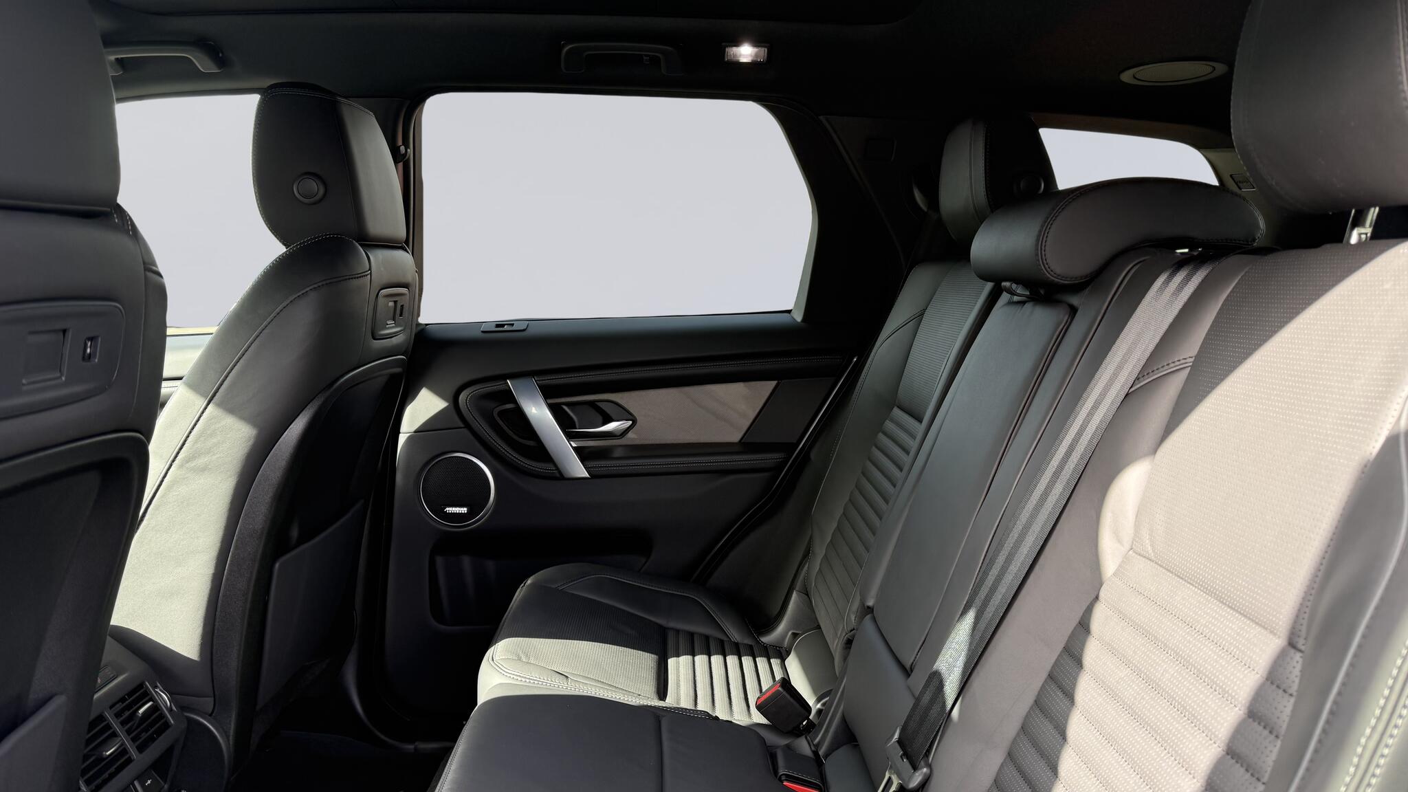 Land Rover Discovery Sport view 4