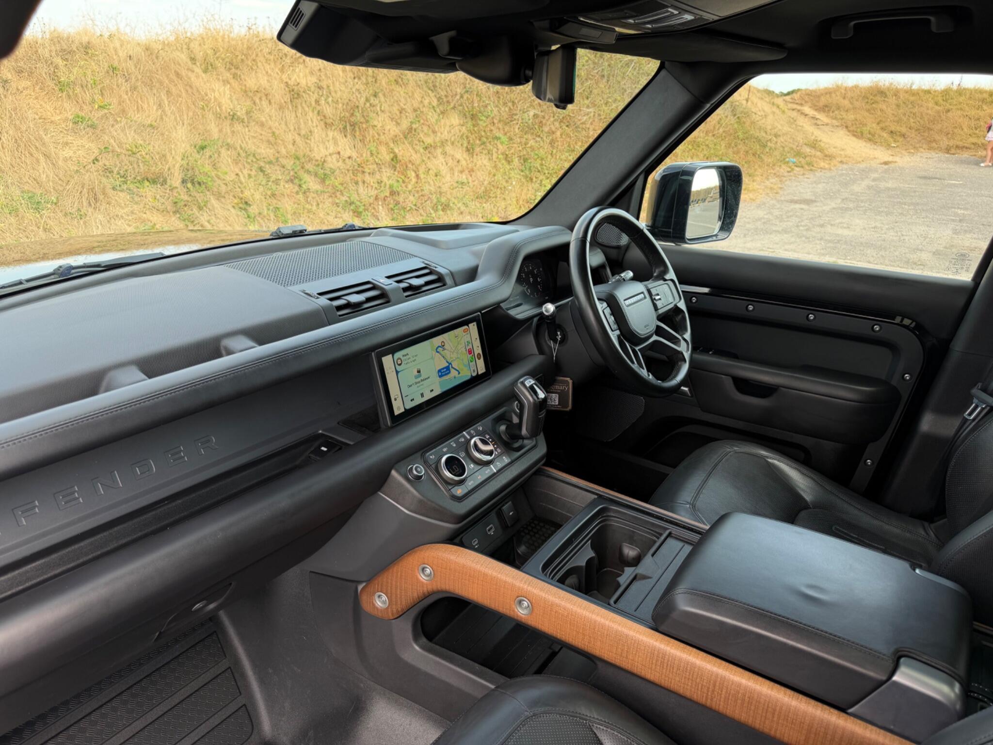 Land Rover Defender 110 view 22