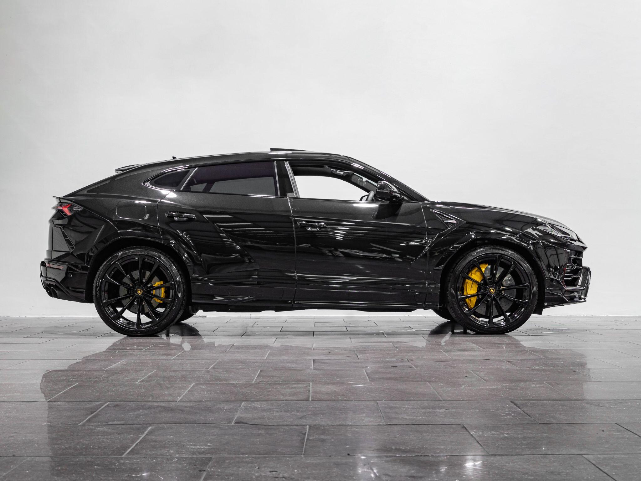 Lamborghini Urus view 6