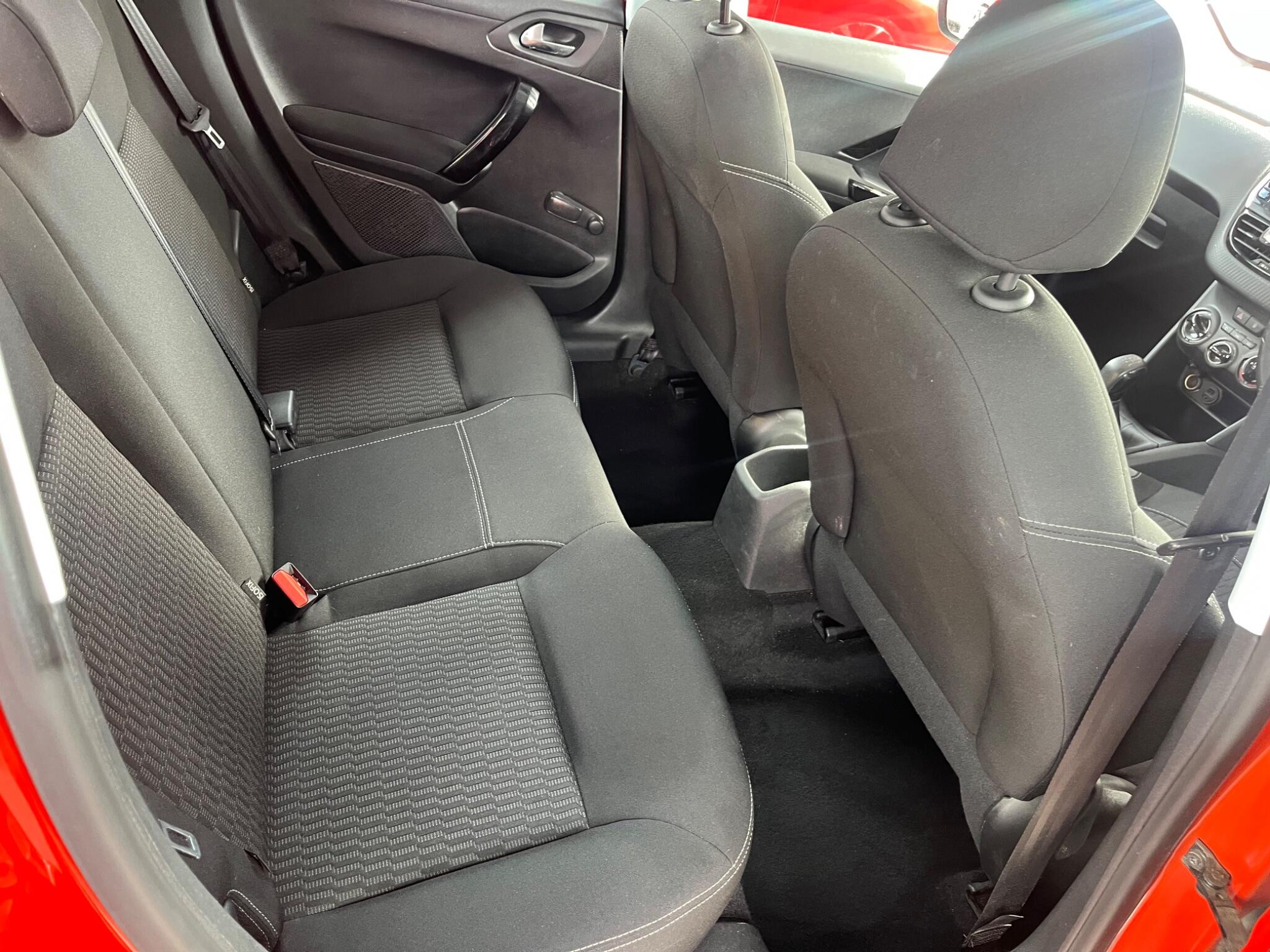 Peugeot 208 view 5
