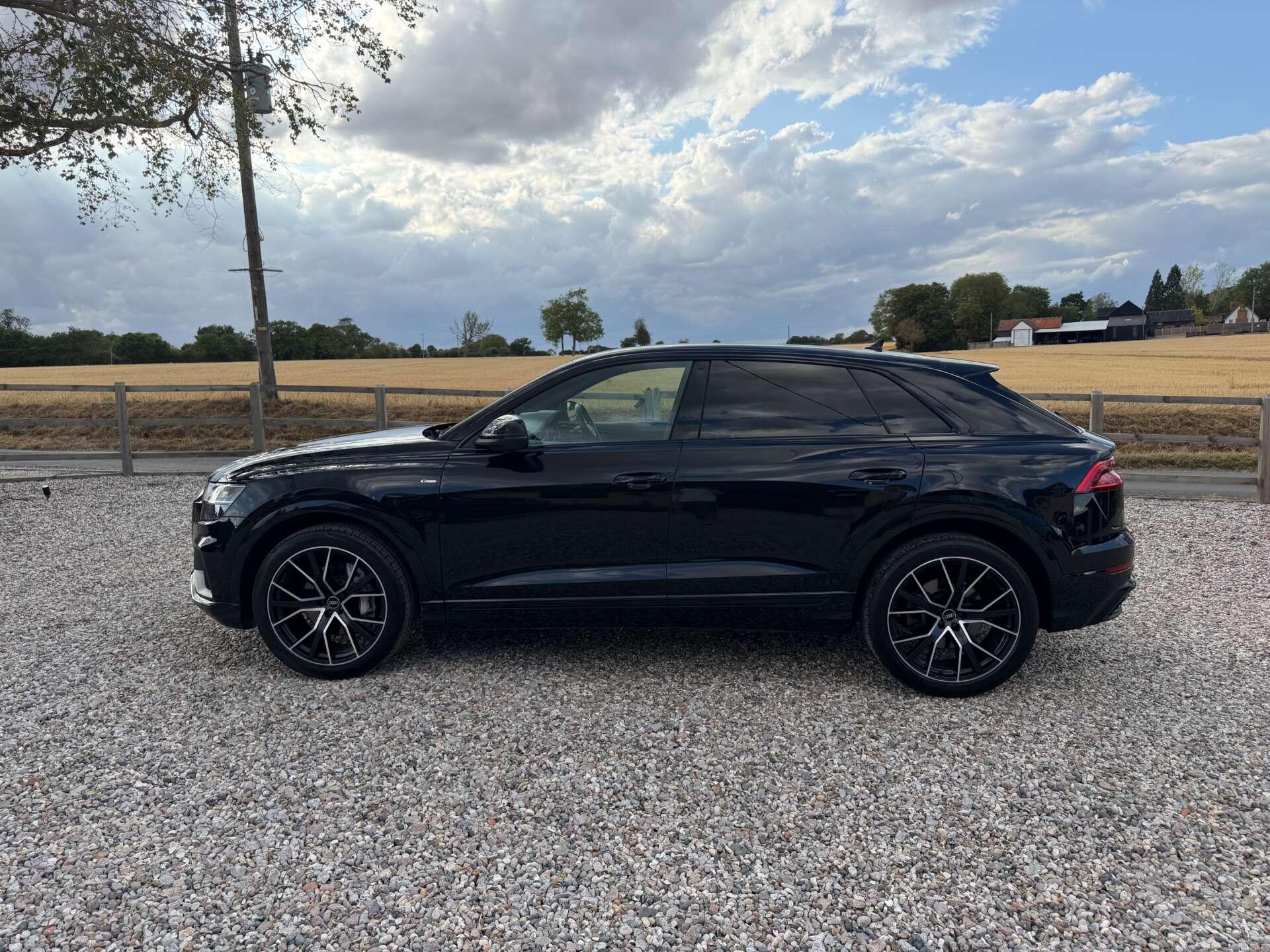 Audi Q8 view 6