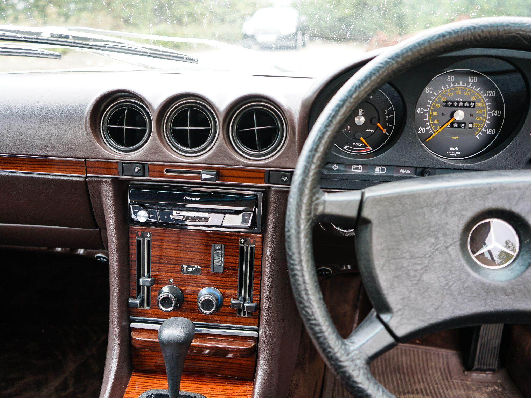 Mercedes-Benz 500 SL view 8