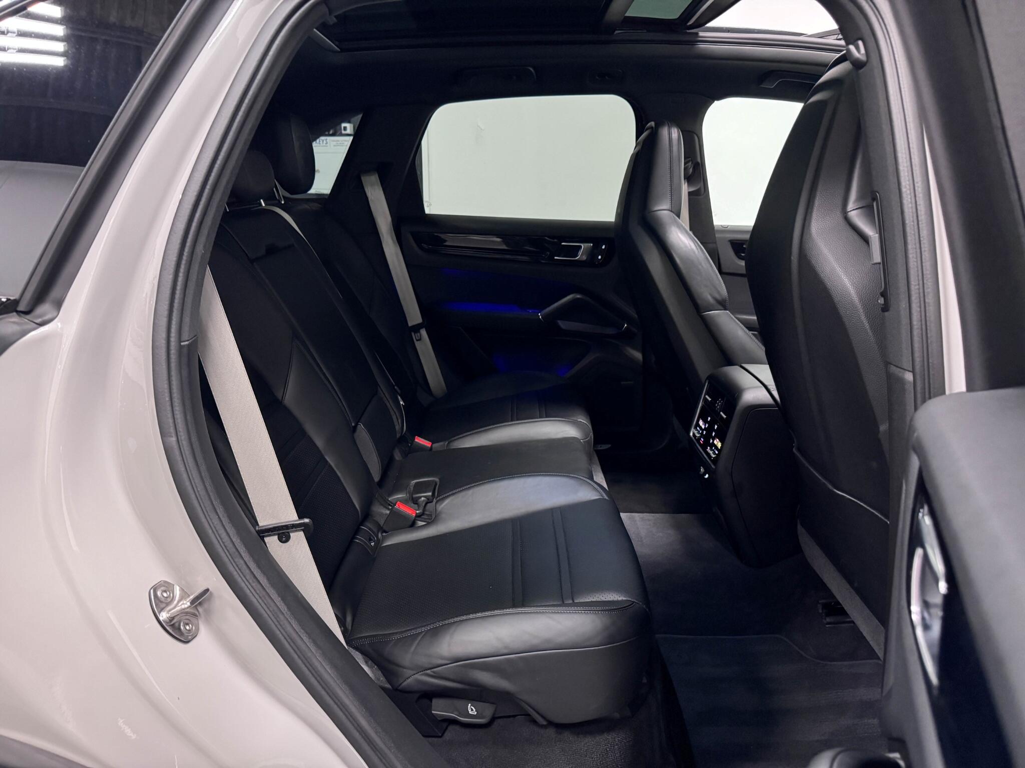 Porsche Cayenne view 35