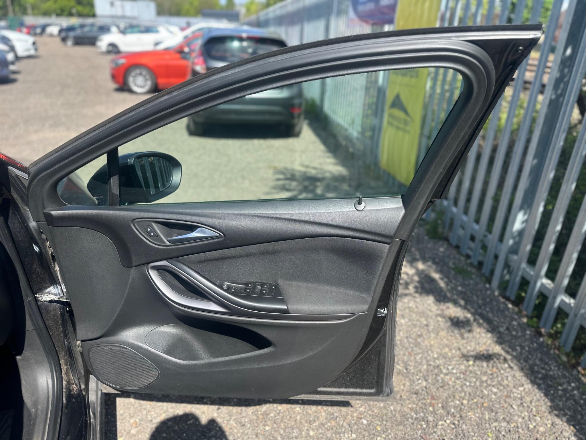 2016 Vauxhall Astra image 25