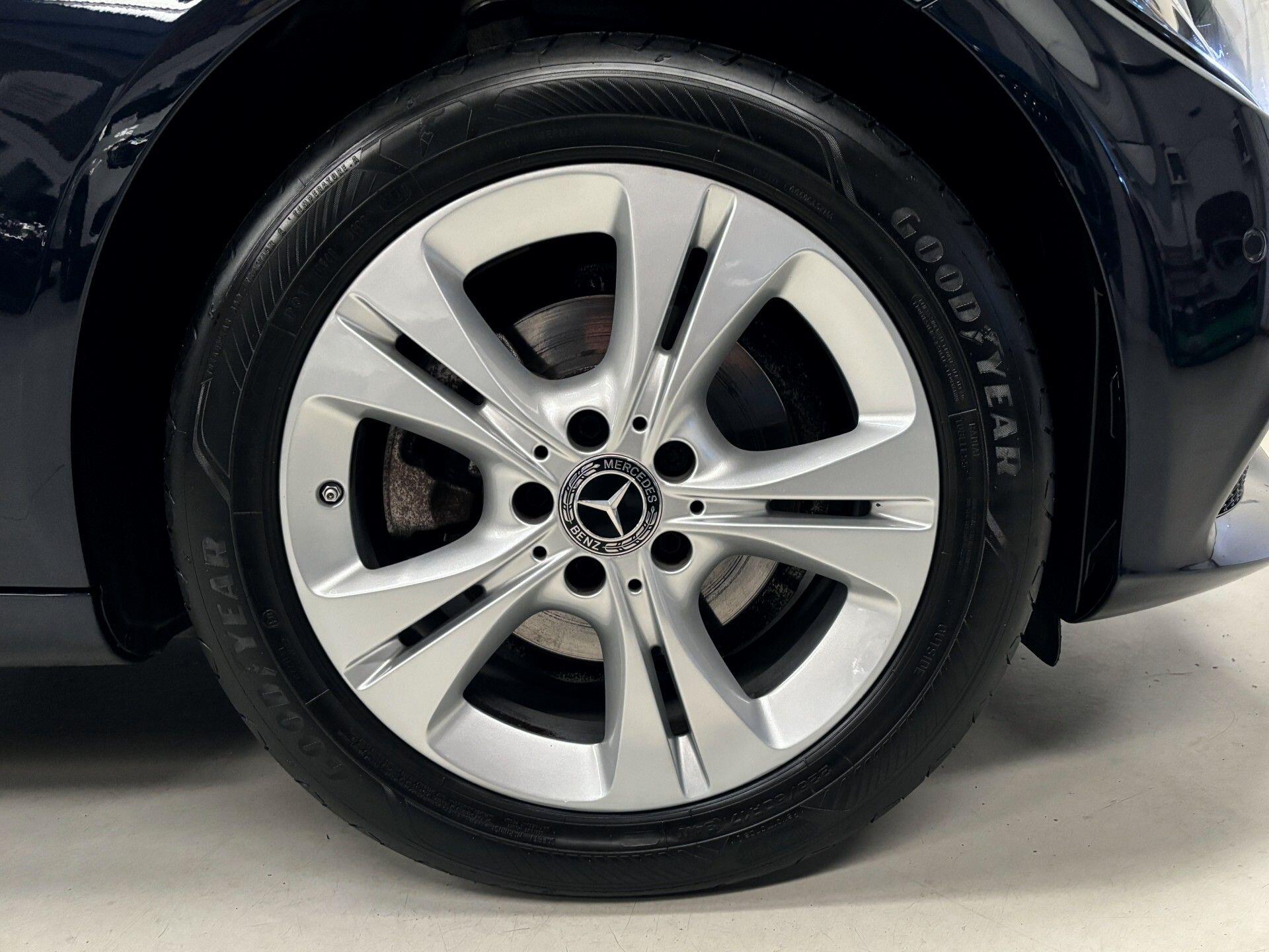 Mercedes-Benz C-Class view 35