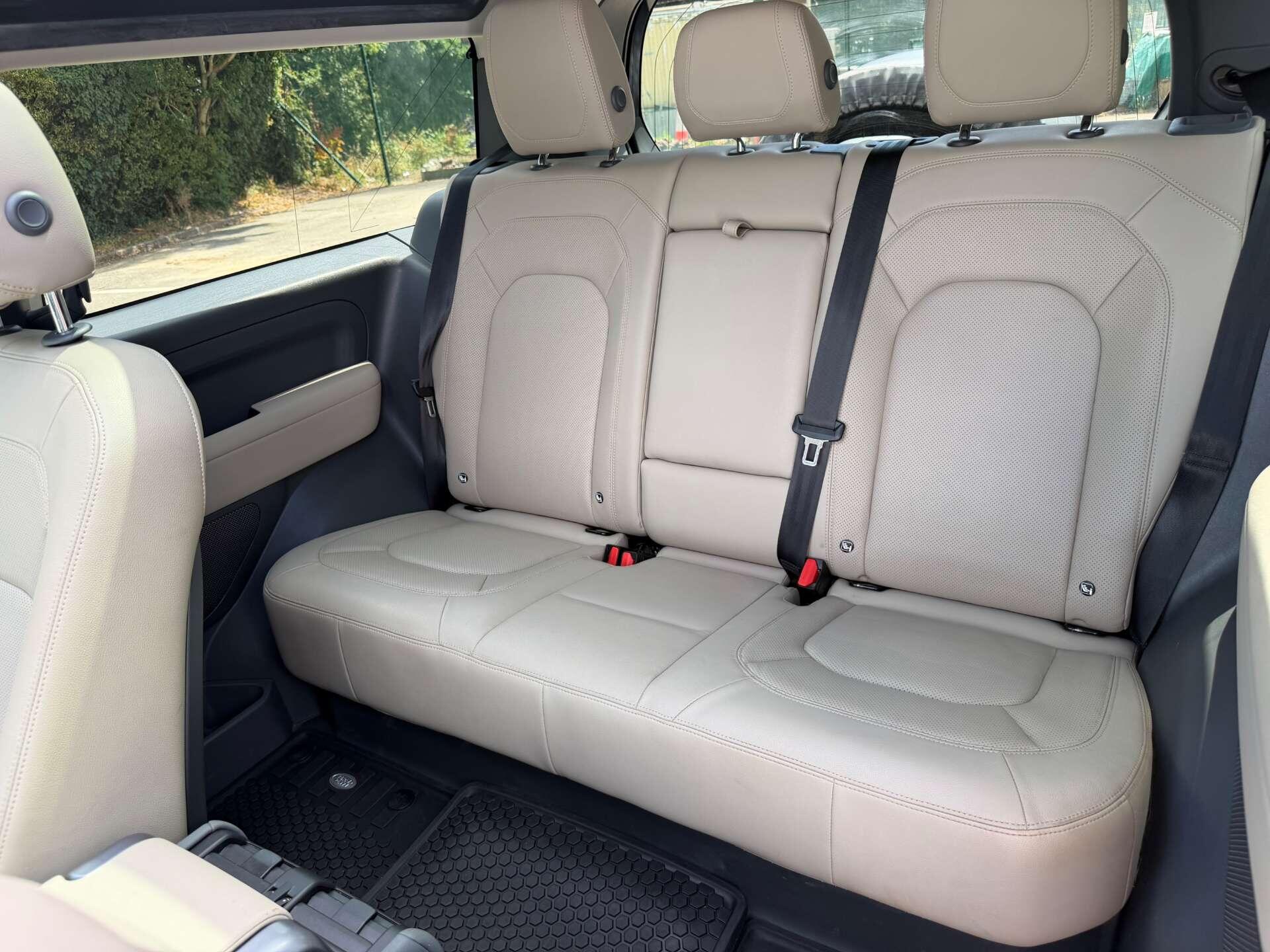 Land Rover Defender view 29