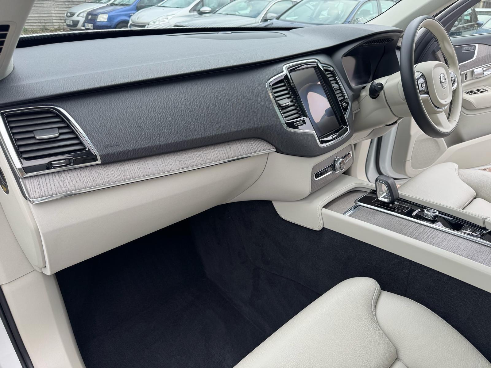 Volvo XC90 view 10