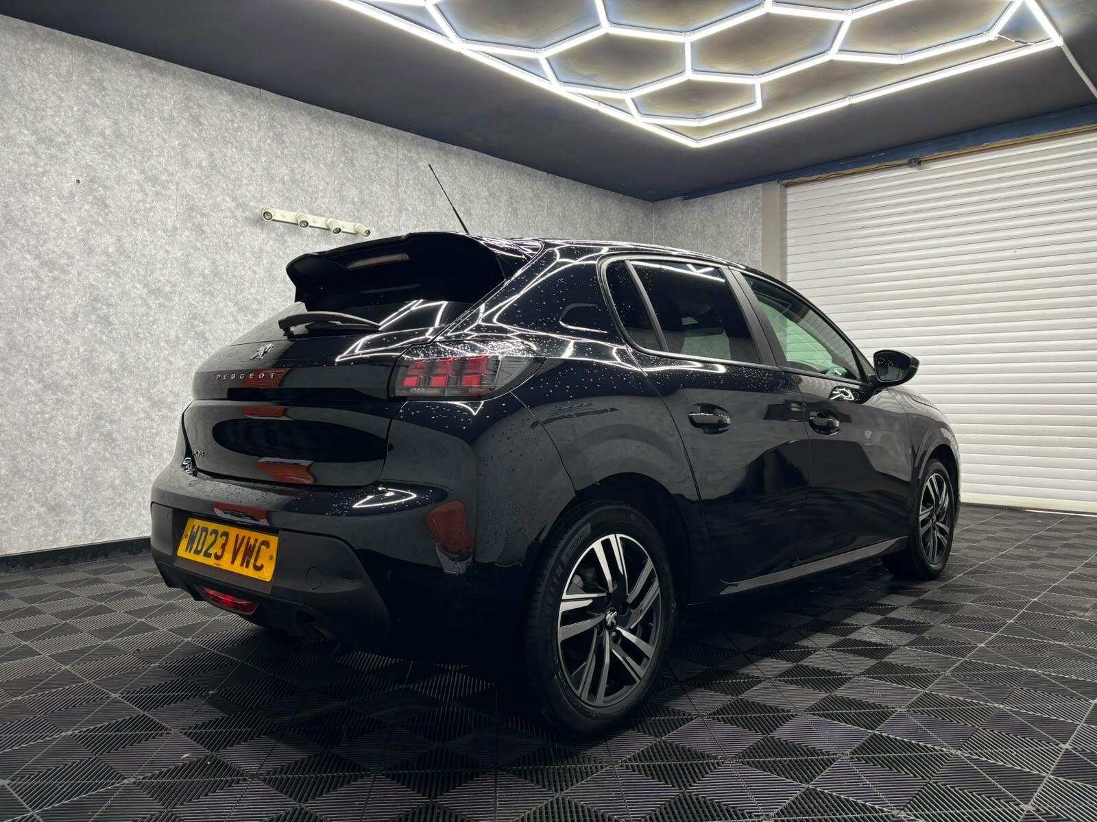 Peugeot 208 view 5