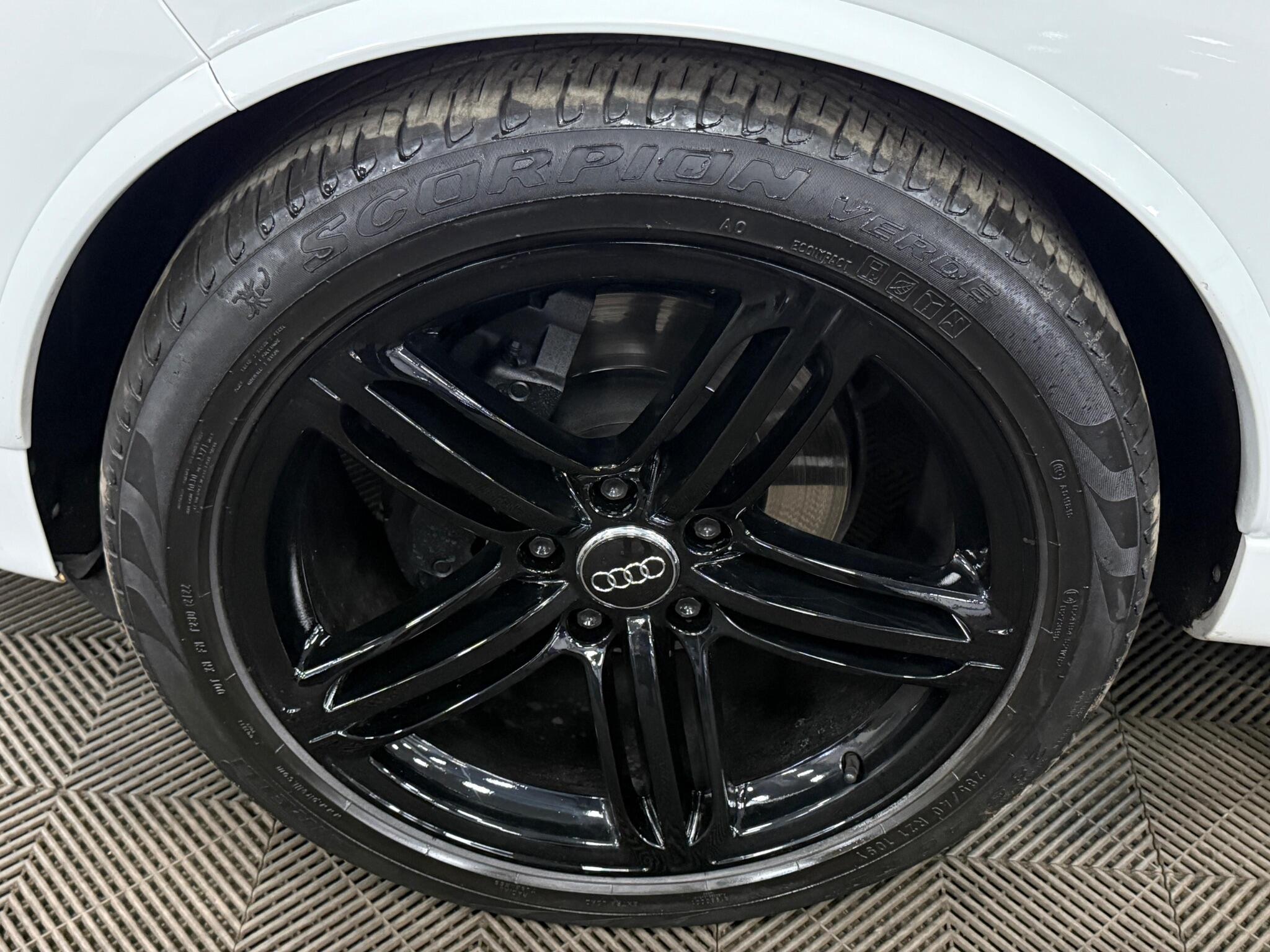 Audi Q7 view 45