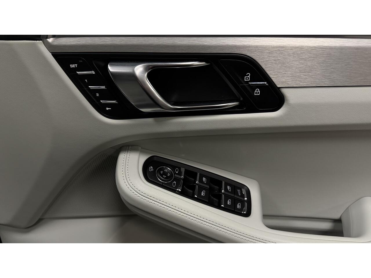 Porsche Macan view 19