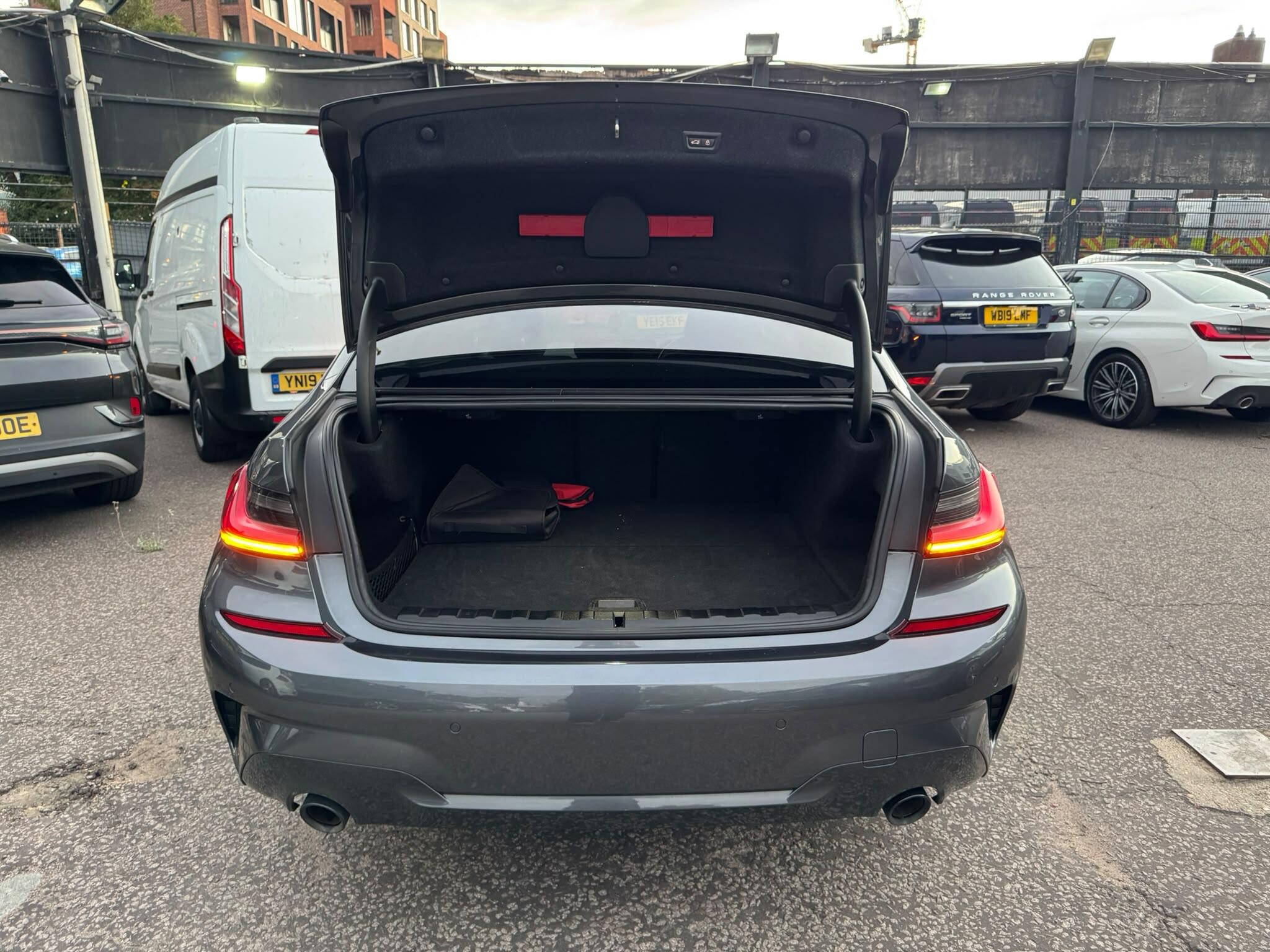 BMW 3 Series view 35