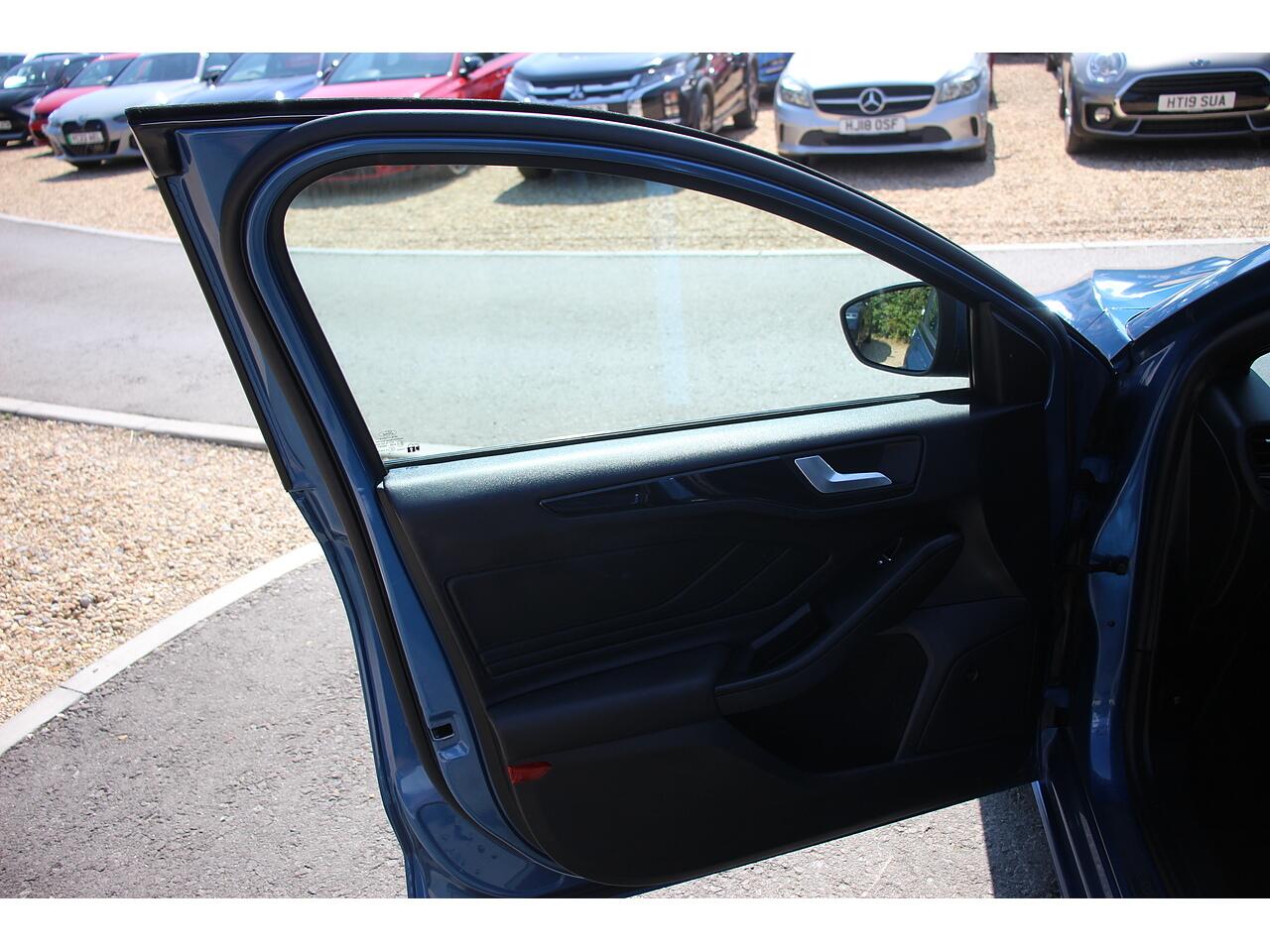 Ford Focus view 42