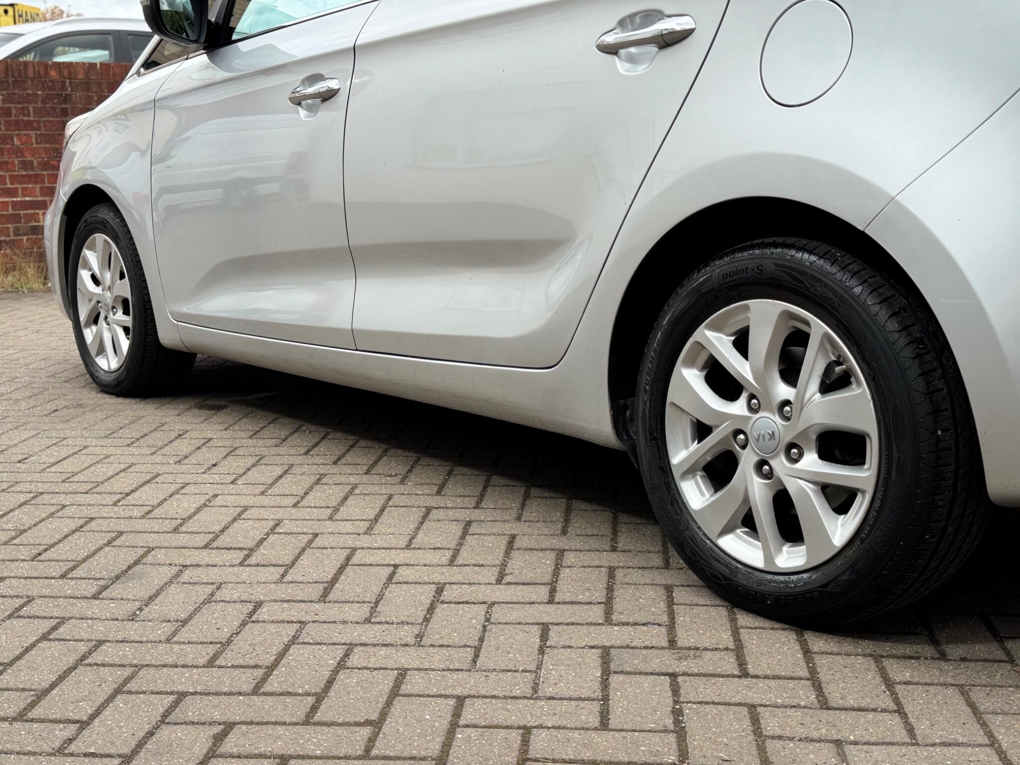 Kia Carens view 8