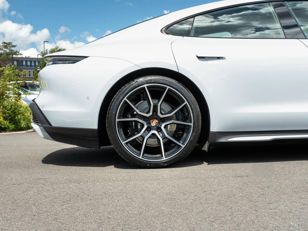Porsche Taycan view 10