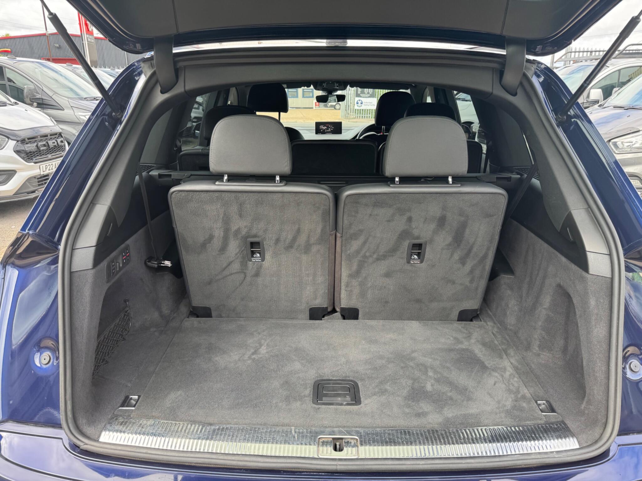 Audi Q7 view 56