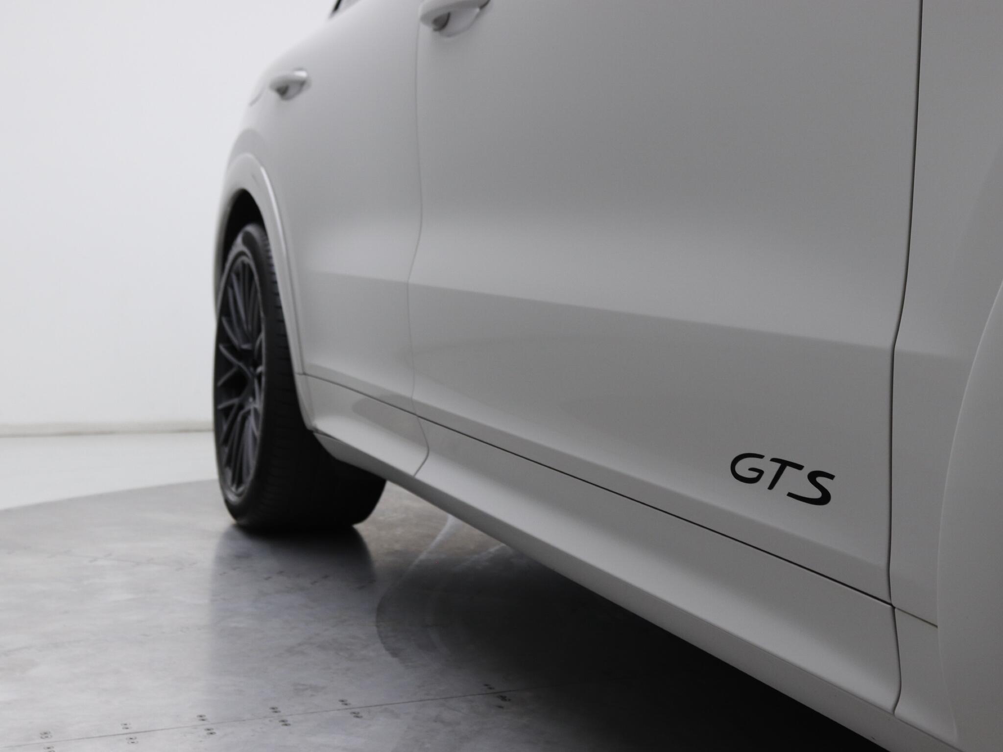 Porsche Cayenne view 25