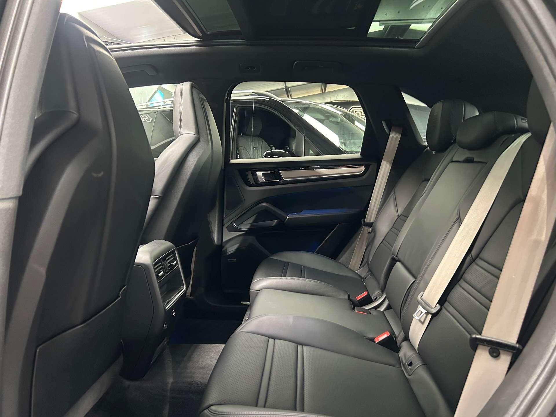 Porsche Cayenne view 35