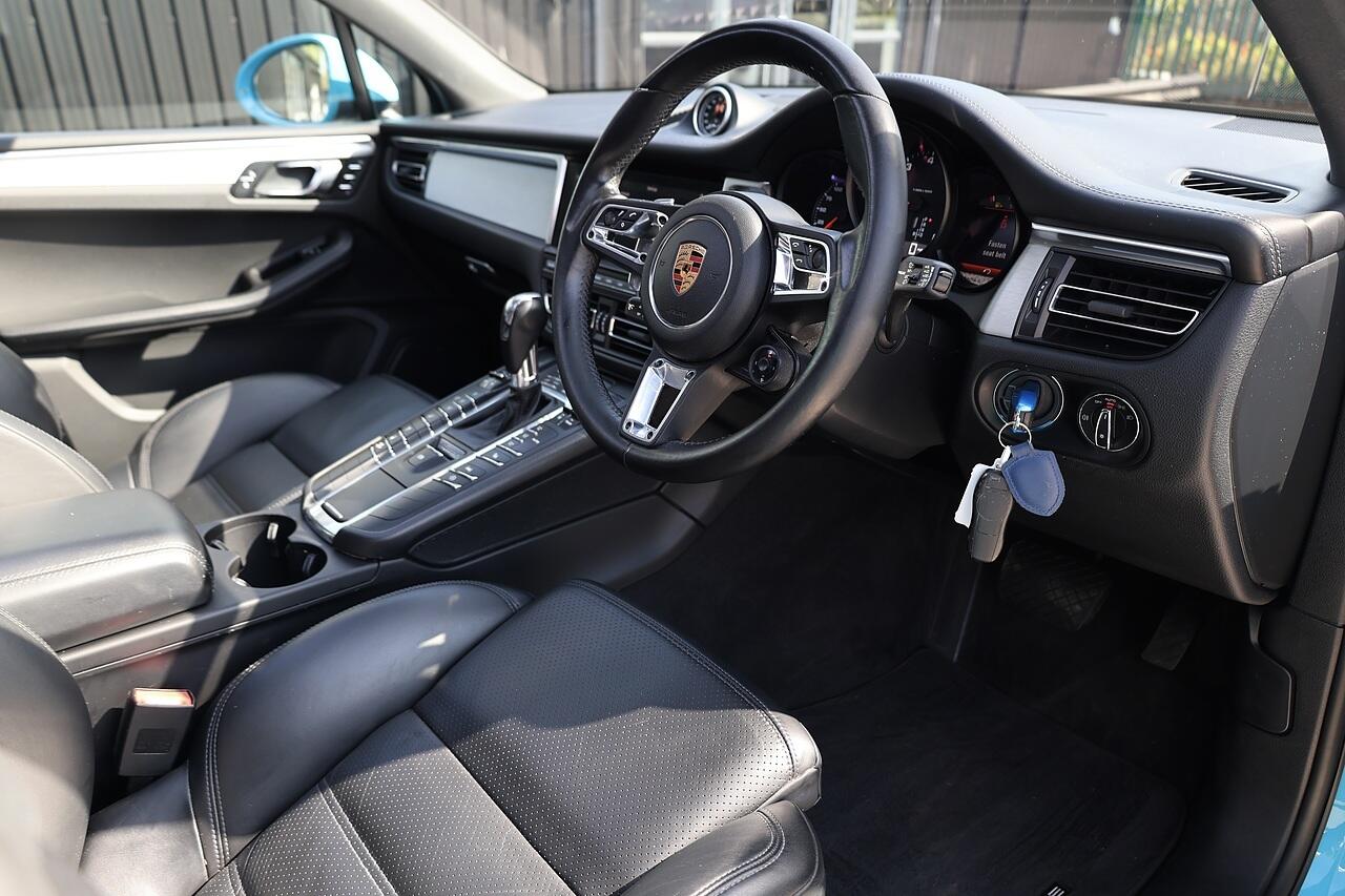 Porsche Macan view 13