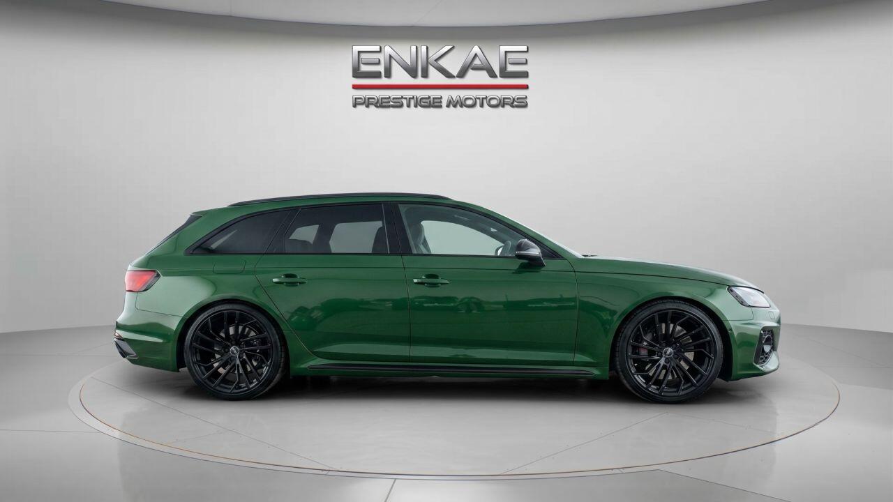 Audi RS4 Avant view 3