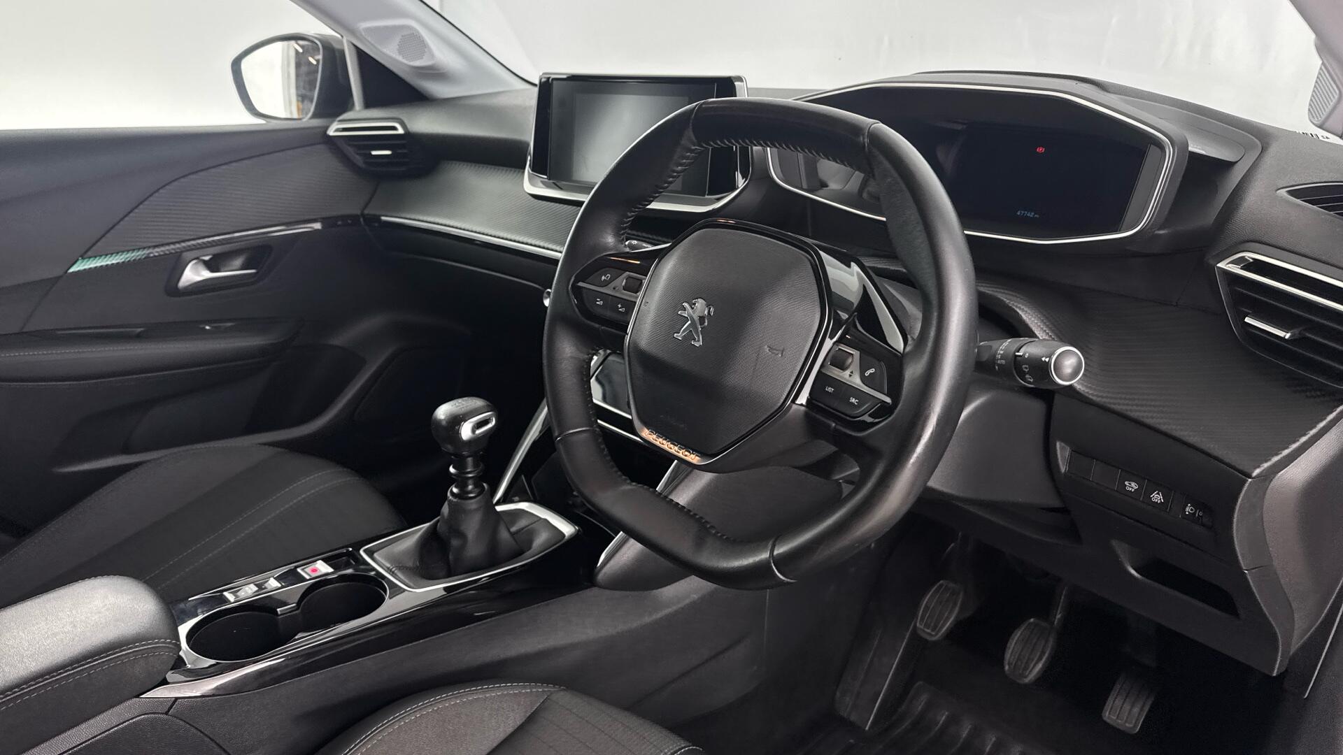 Peugeot 208 view 9