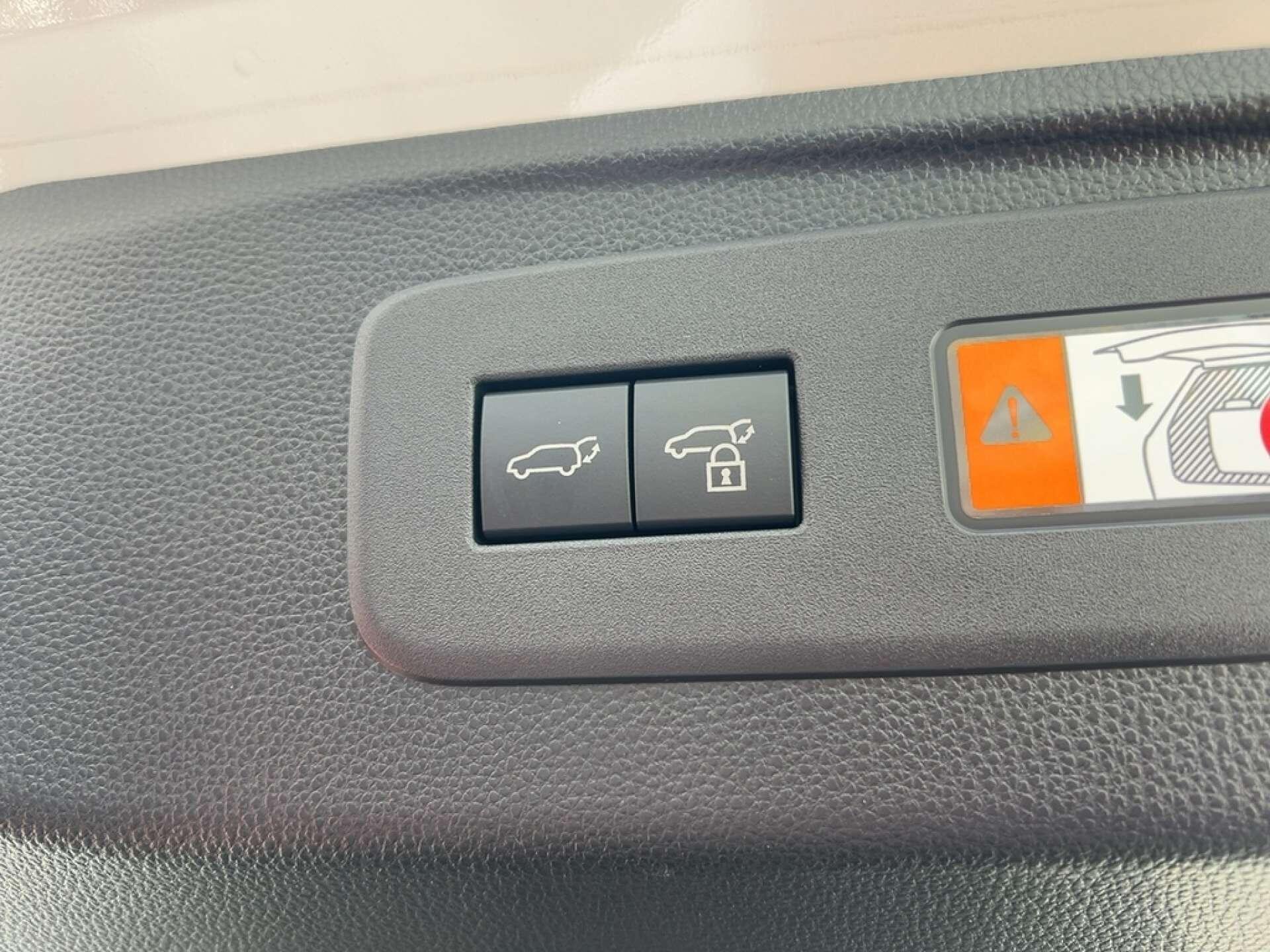Toyota Land Cruiser view 13