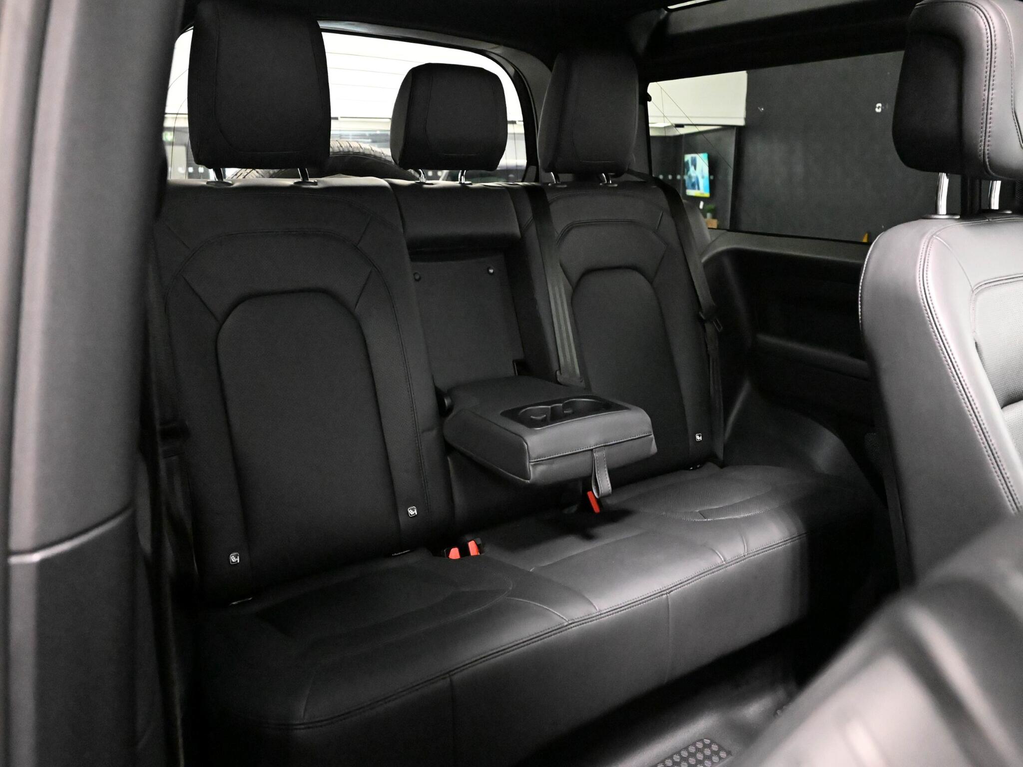 Land Rover Defender view 34