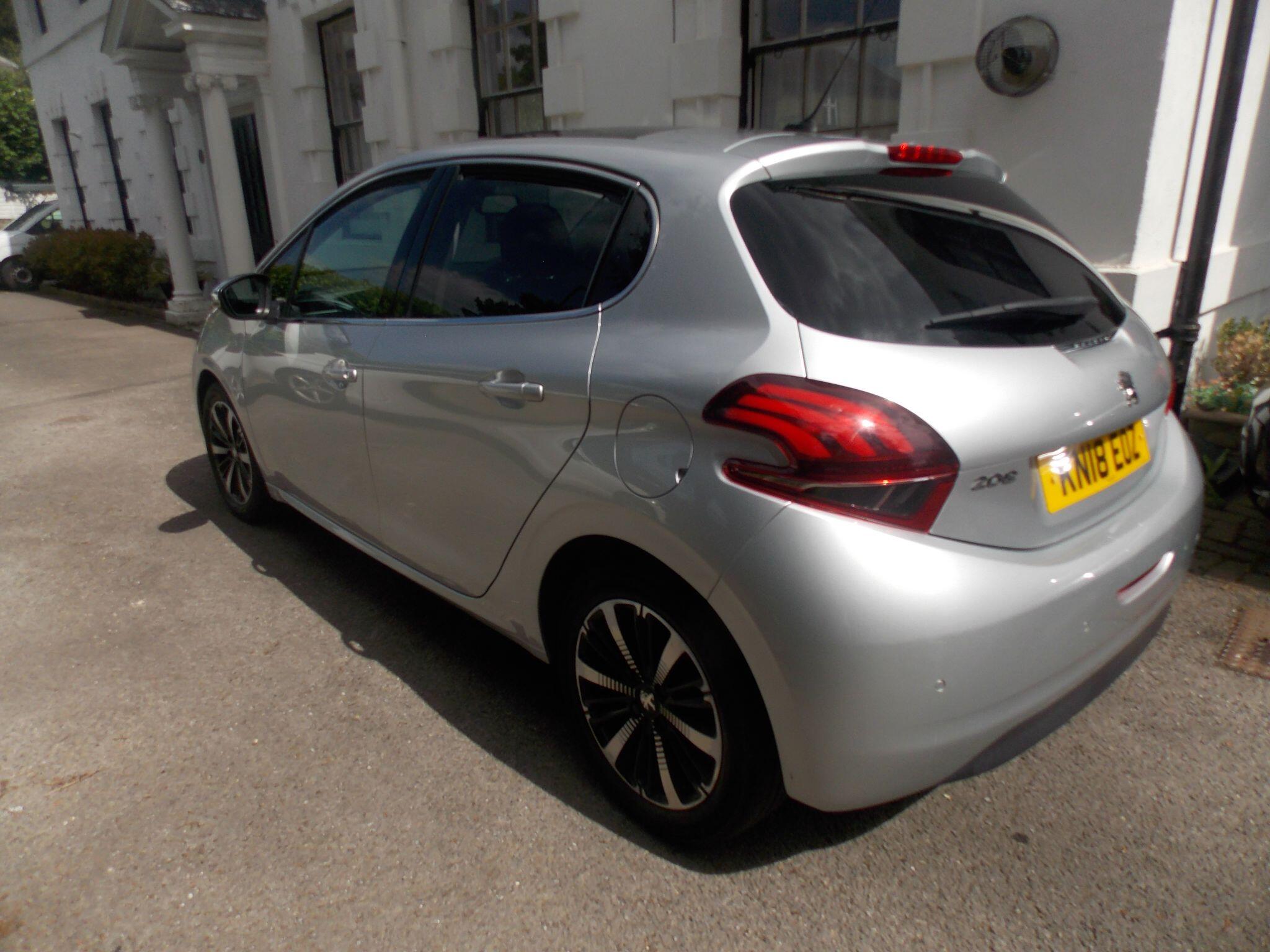 Peugeot 208 view 4