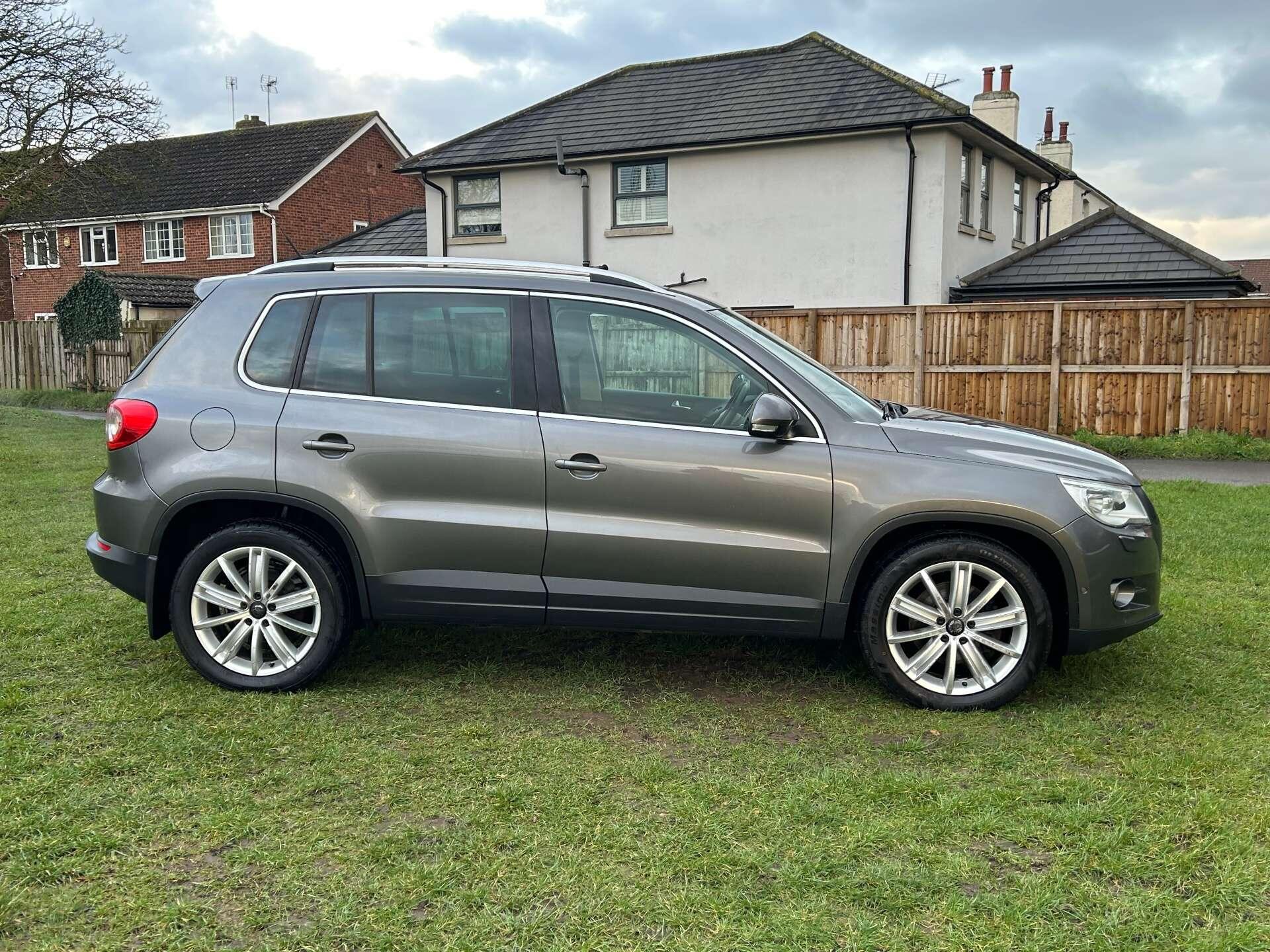 Volkswagen Tiguan view 4