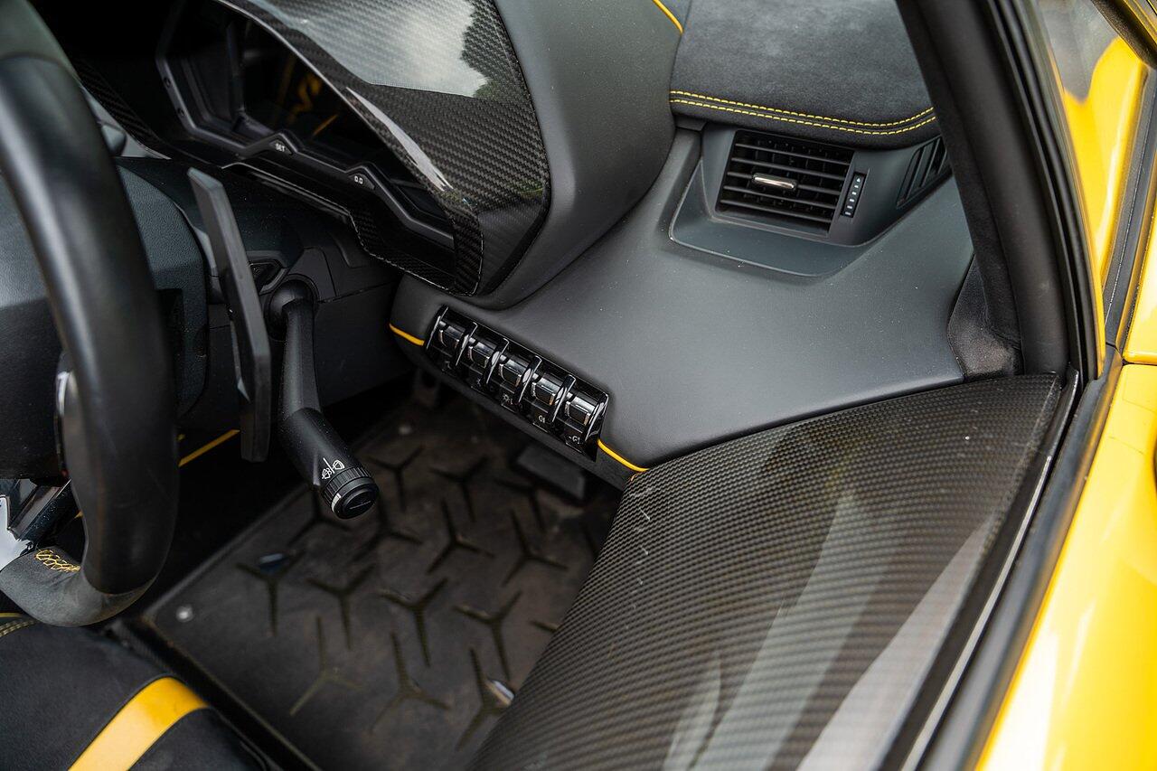Lamborghini Aventador view 83