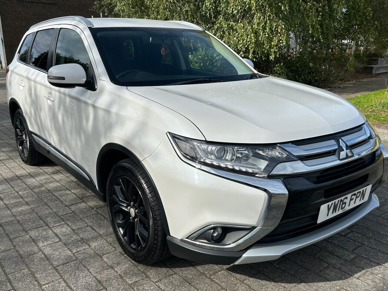 2016 Mitsubishi Outlander in White for sale