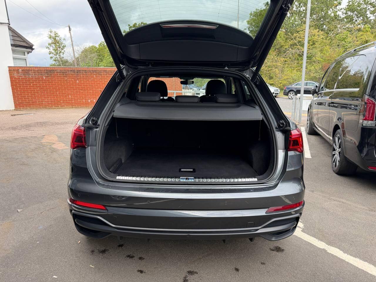 Audi Q3 view 60