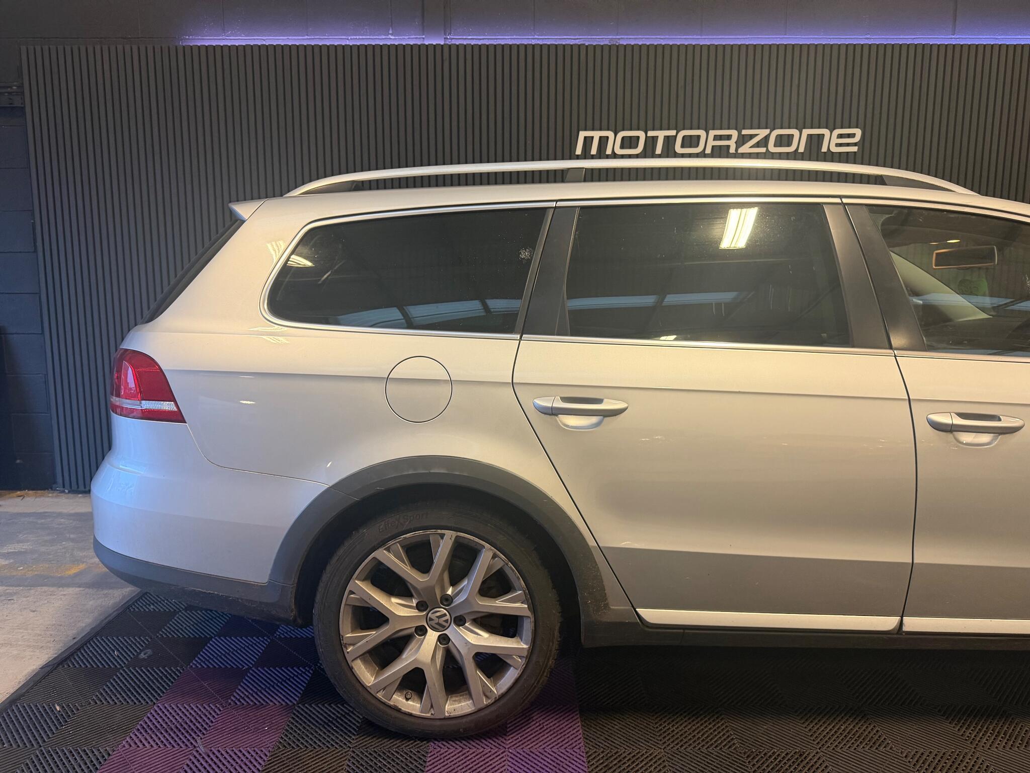 Volkswagen Passat view 9