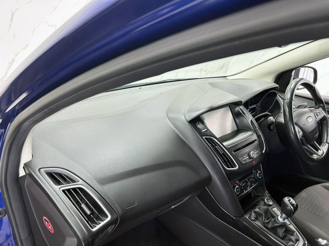 Ford Focus view 13