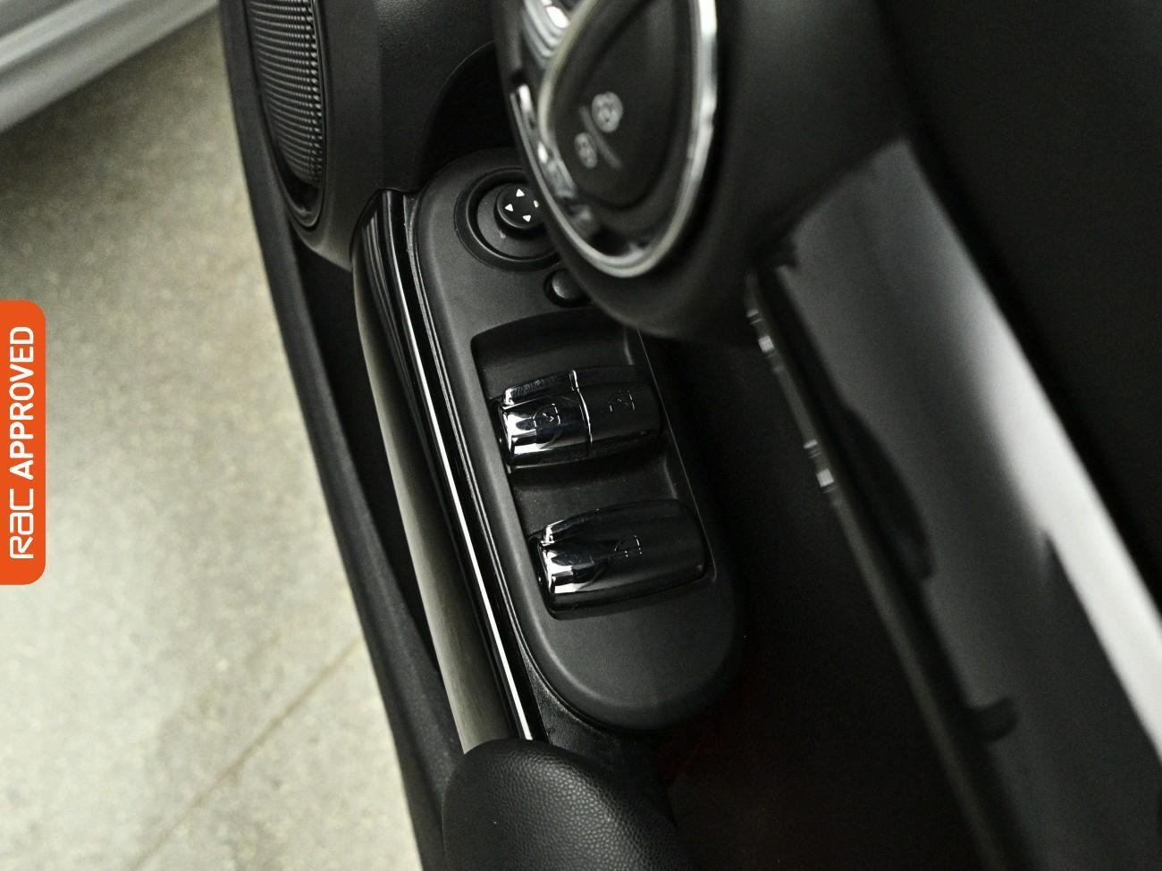 Mini Convertible view 27
