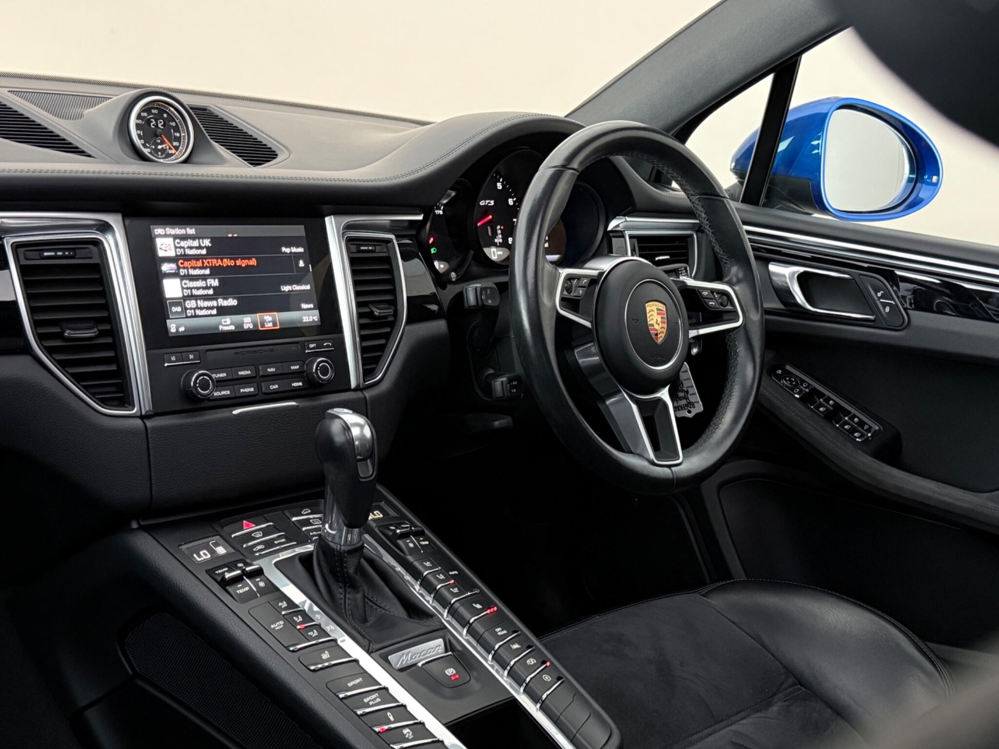 Porsche Macan view 4