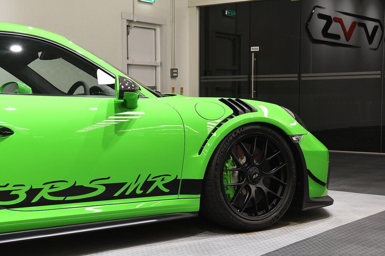 Porsche 911 view 39