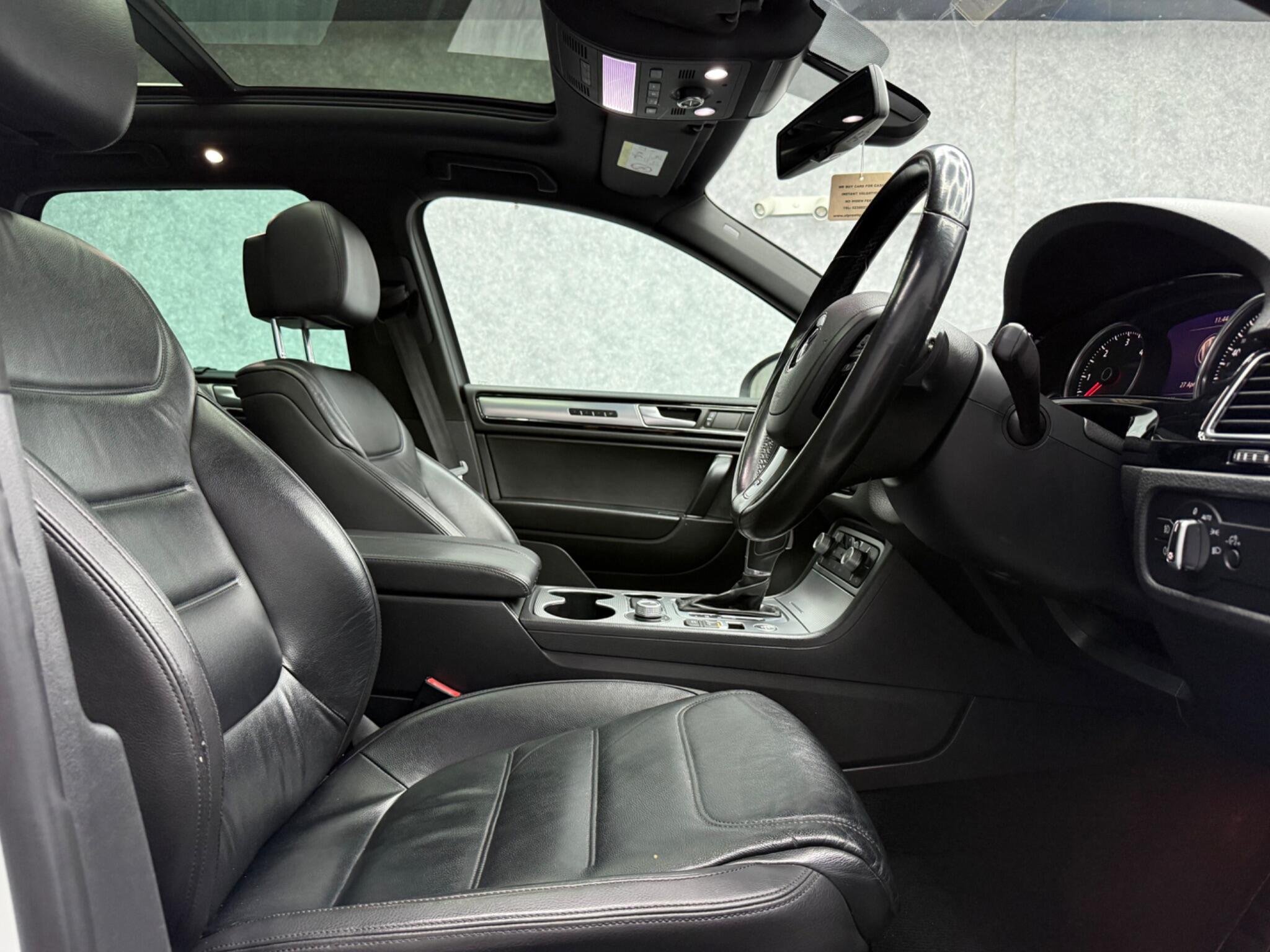 Volkswagen Touareg view 10