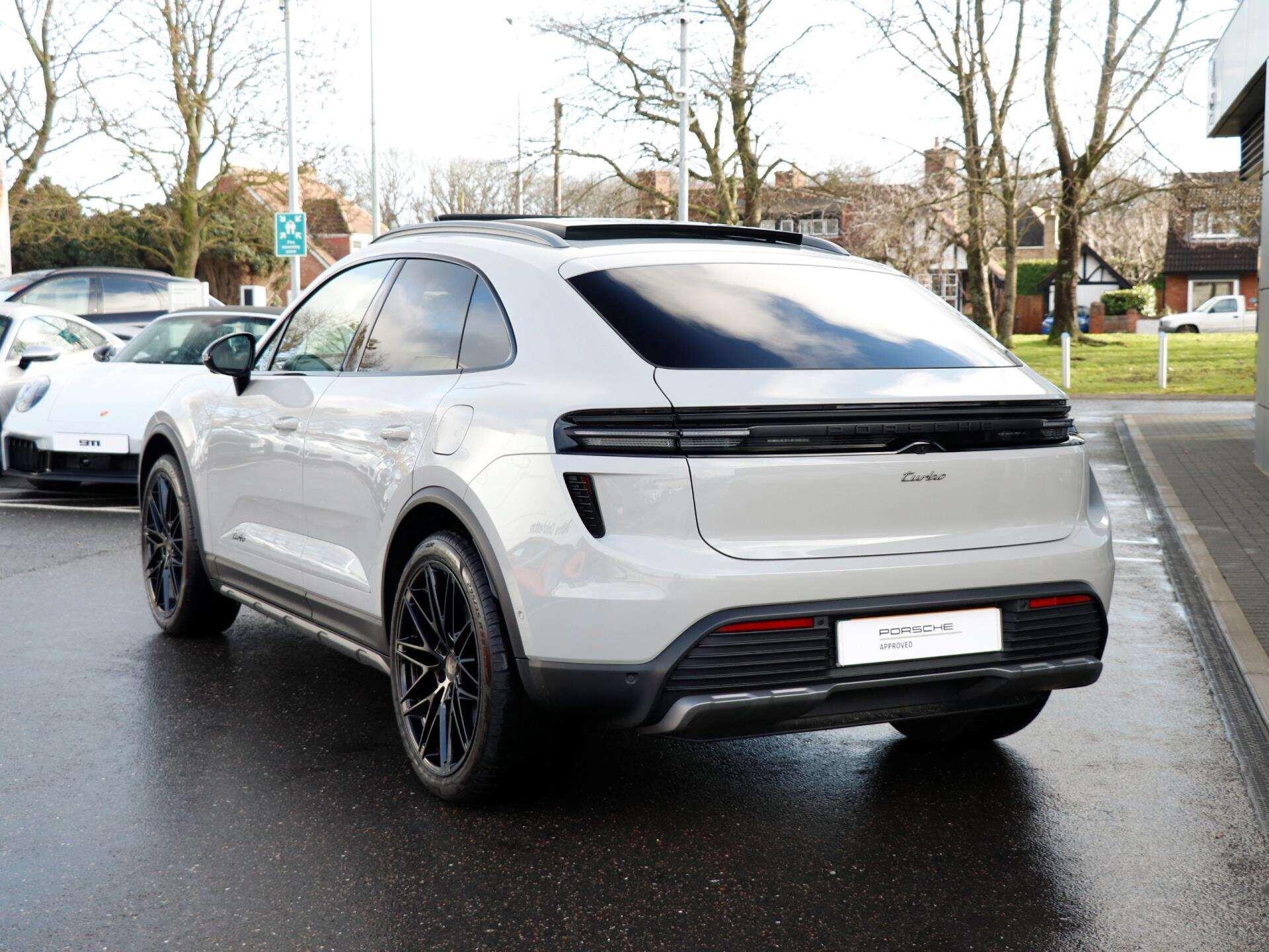 Porsche Macan view 35