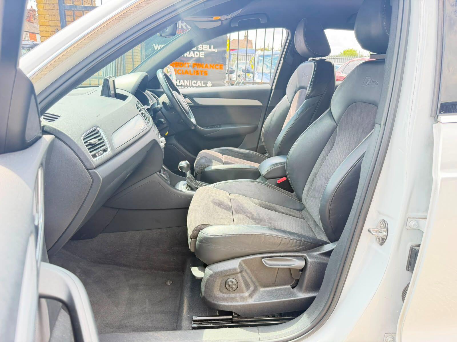 Audi Q3 view 18