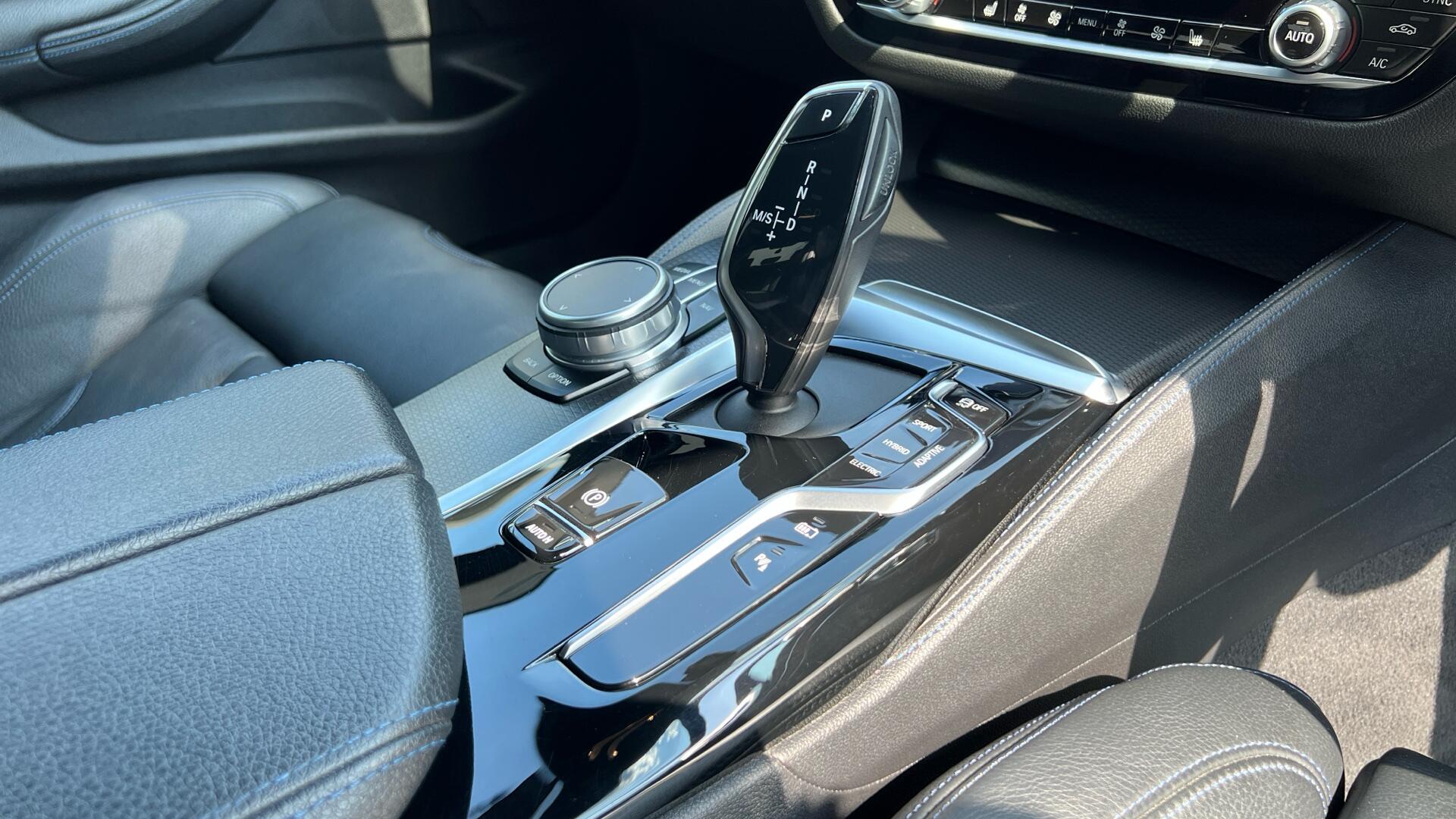 BMW 5 Series view 10