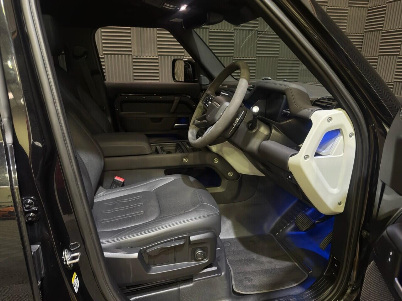 Land Rover Defender 110 view 11