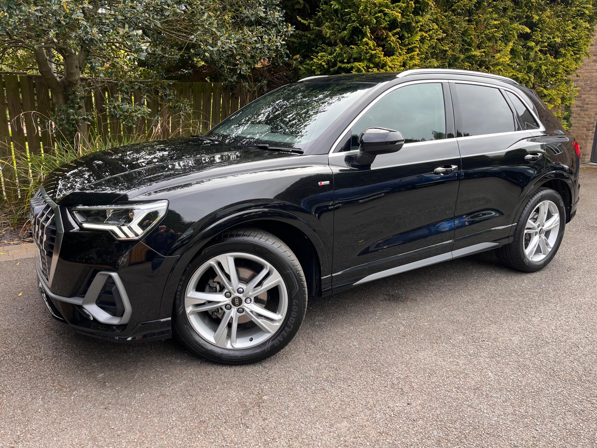 Audi Q3 view 5