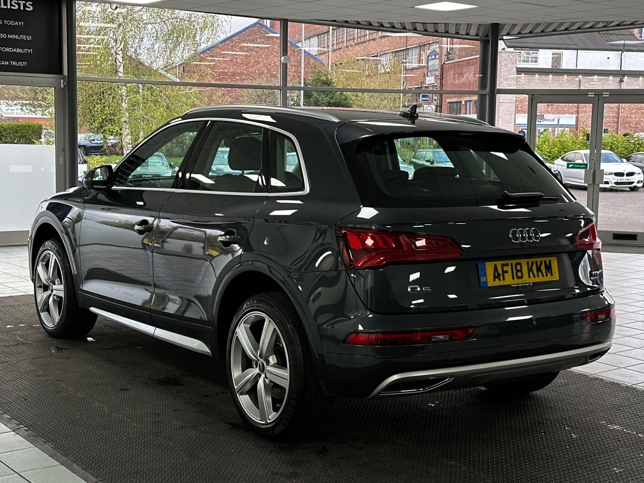 Audi Q5 view 8