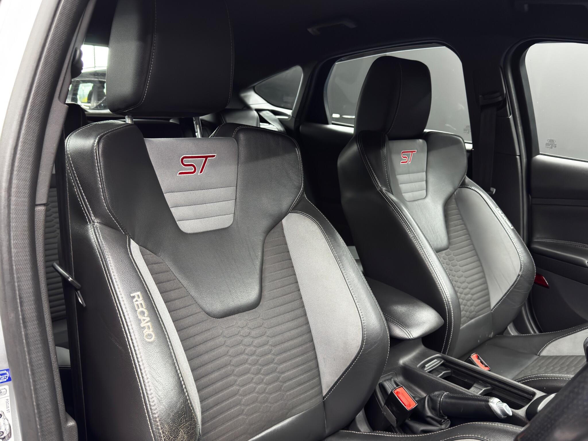 Ford Focus view 12