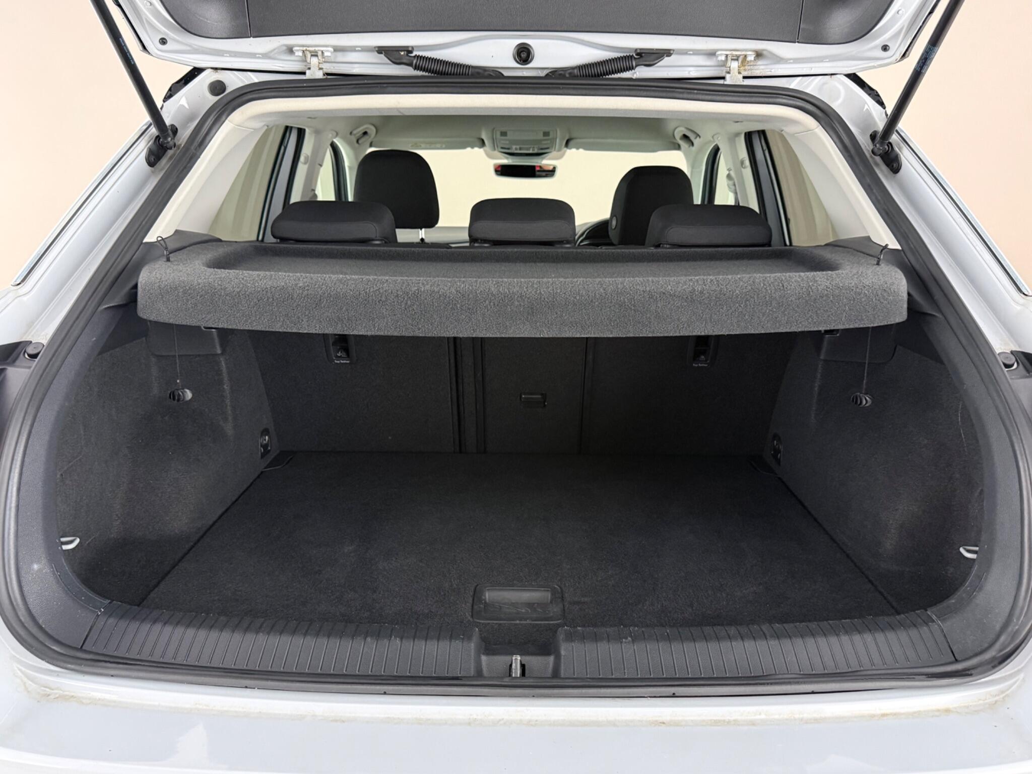 Volkswagen T-Roc view 10
