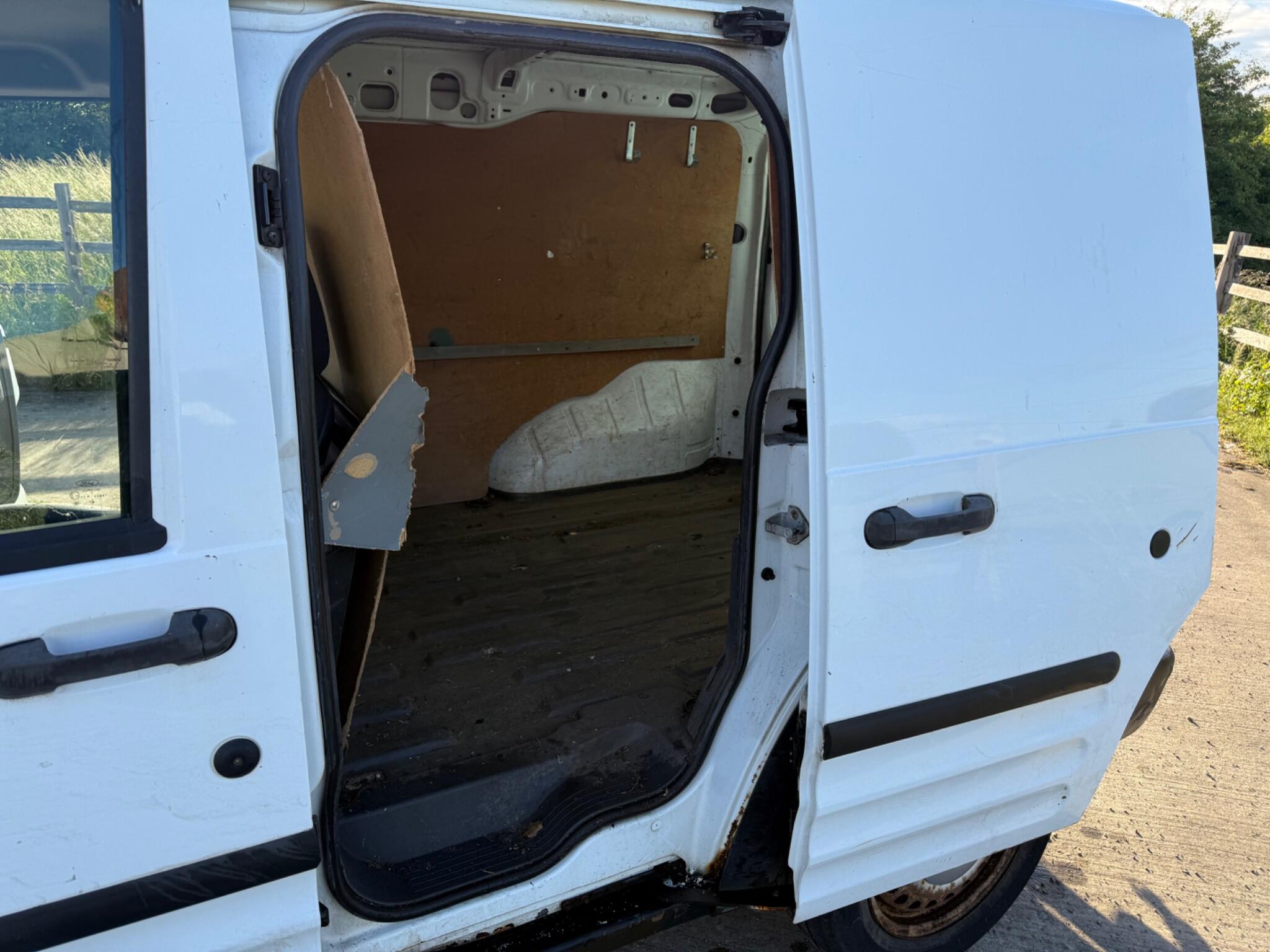 Ford Transit Connect 1.8 TDCi T200 LX L1 H1 4dr — photo 41 of 86