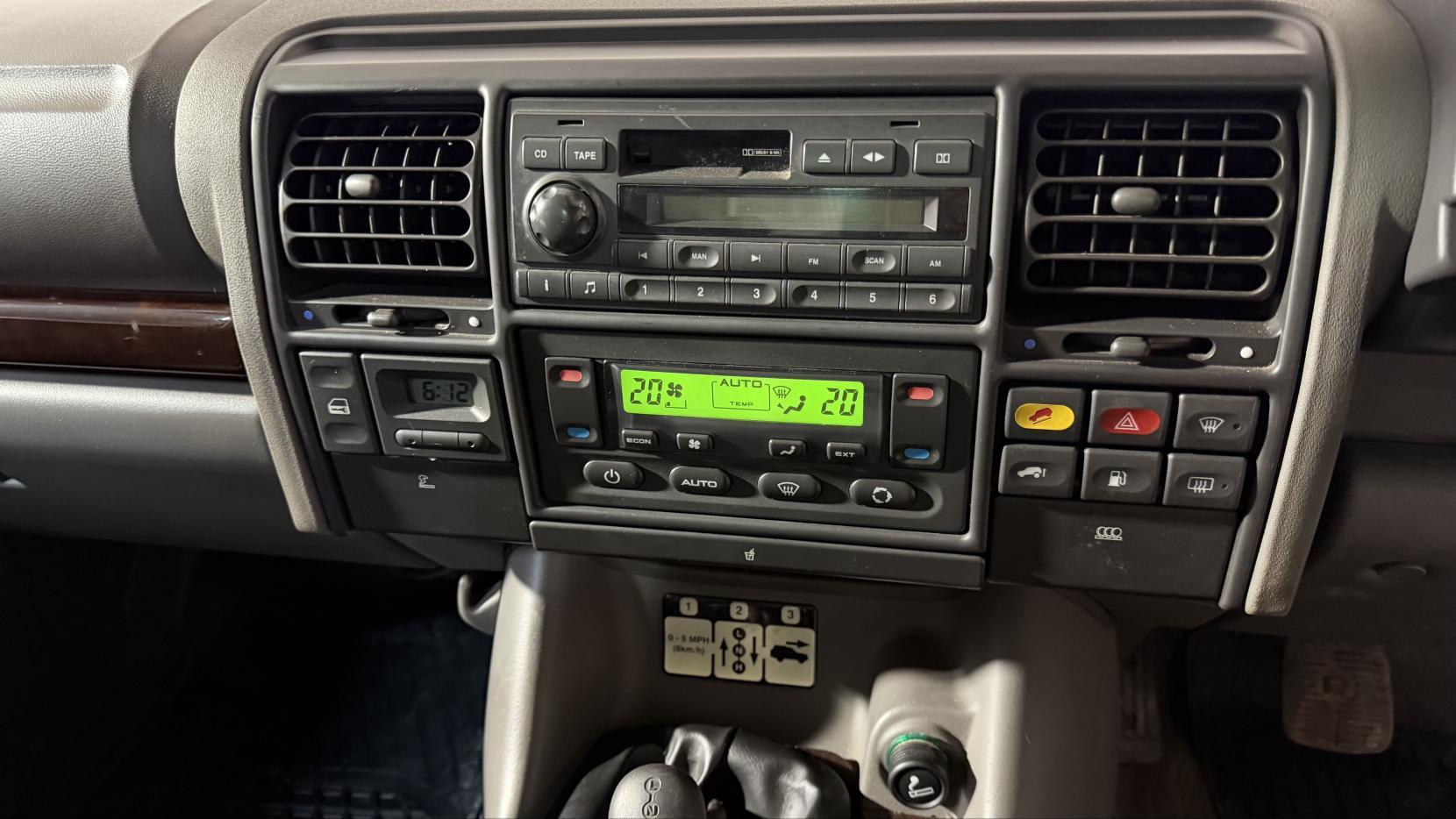 Land Rover Discovery 4 view 23
