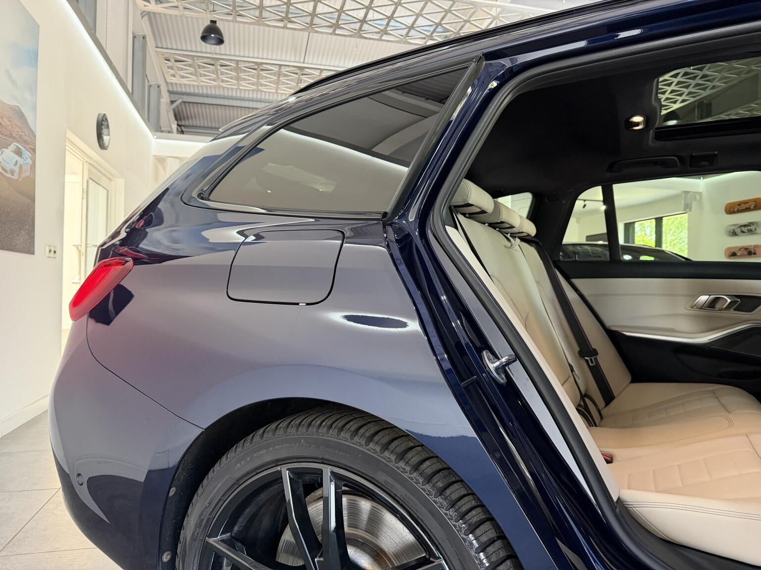 BMW 3 Series view 22