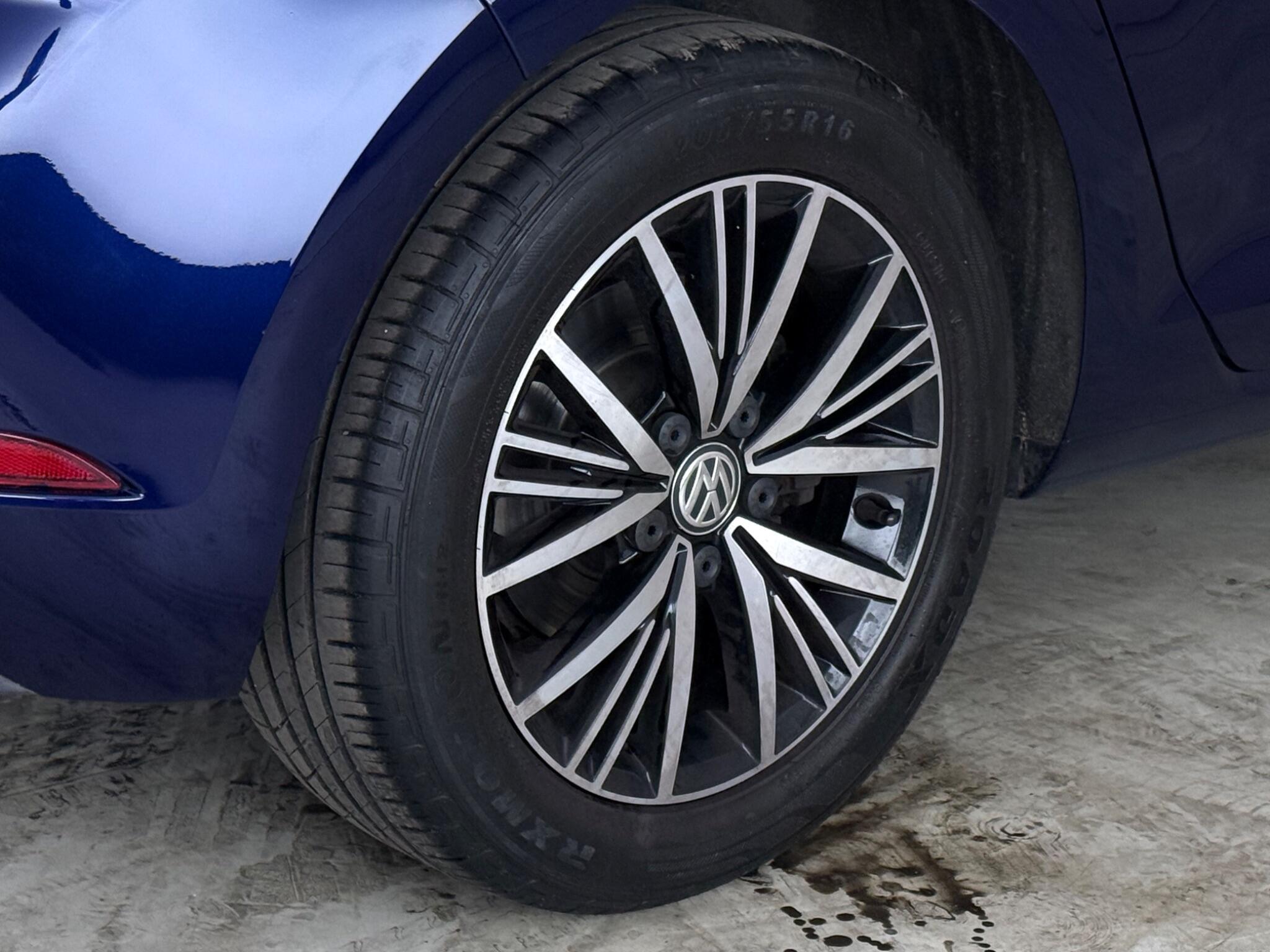 Volkswagen Golf view 9
