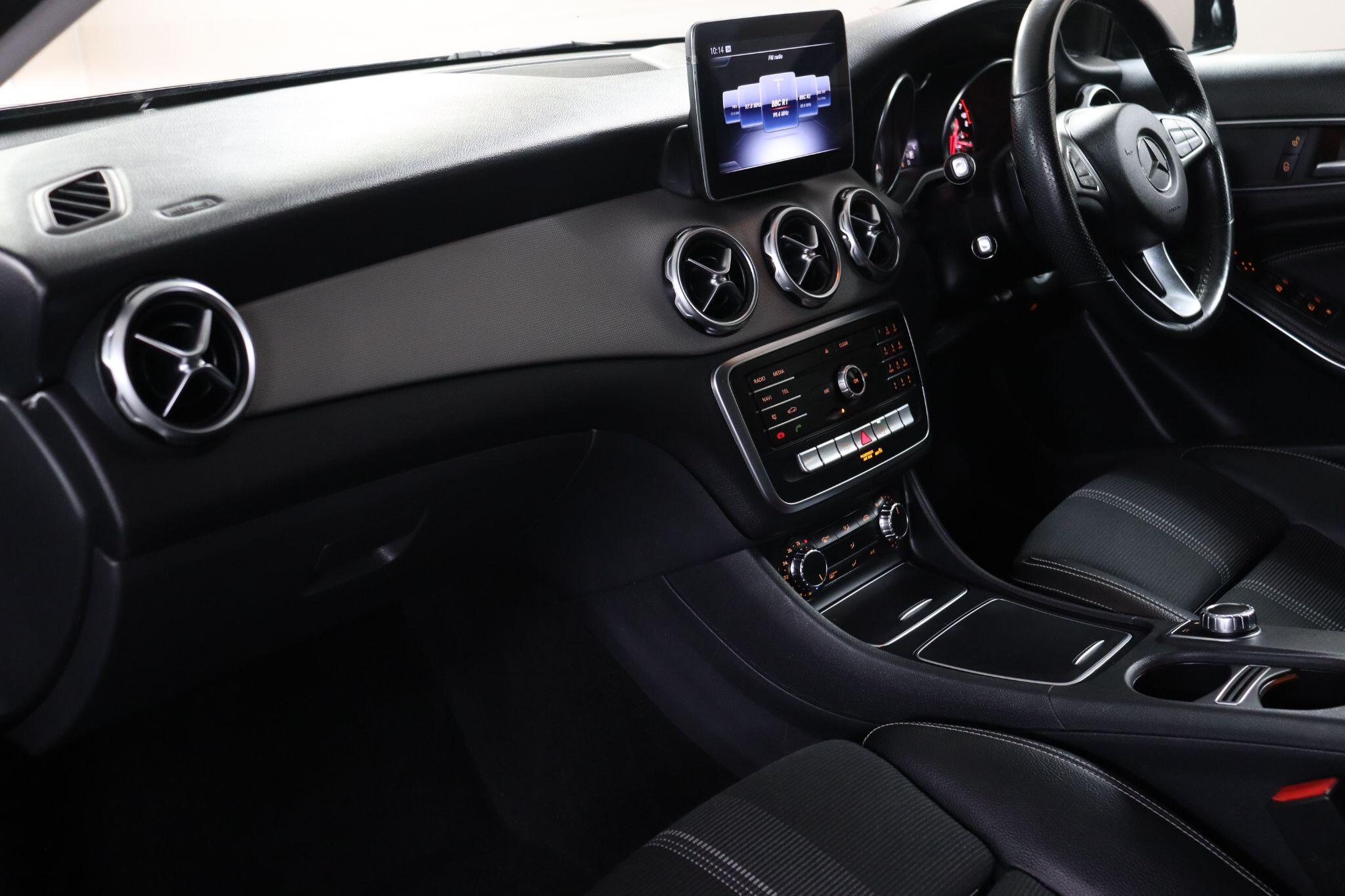 Mercedes-Benz Gla view 34